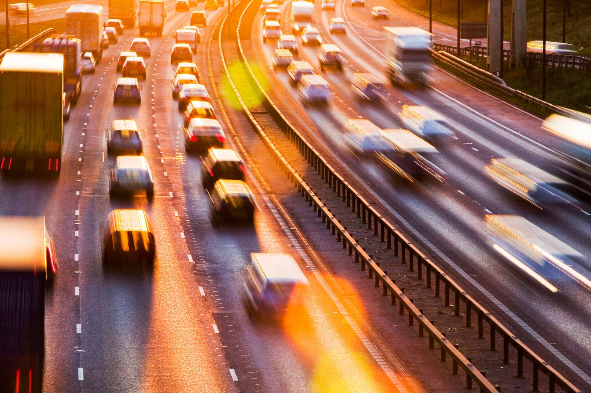 La contaminación que generan los automóviles a combustibles fósiles preocupa a los expertos del clima