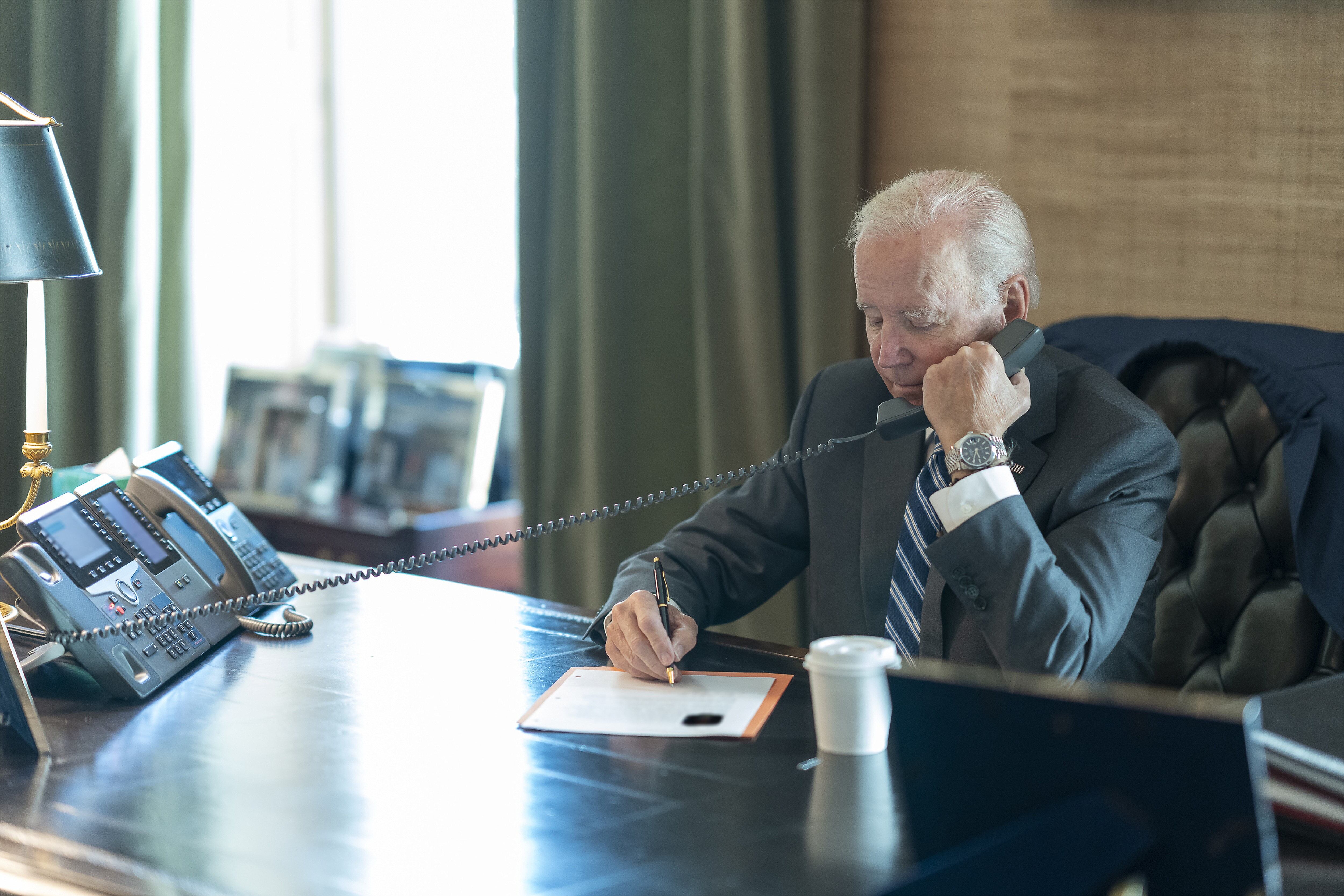 Biden había hablado con Kemp y dijo sobre Trump: “Está mintiendo, y el gobernador le dijo que estaba mintiendo”. Europa Press/Contacto/Adam Schultz/White House
