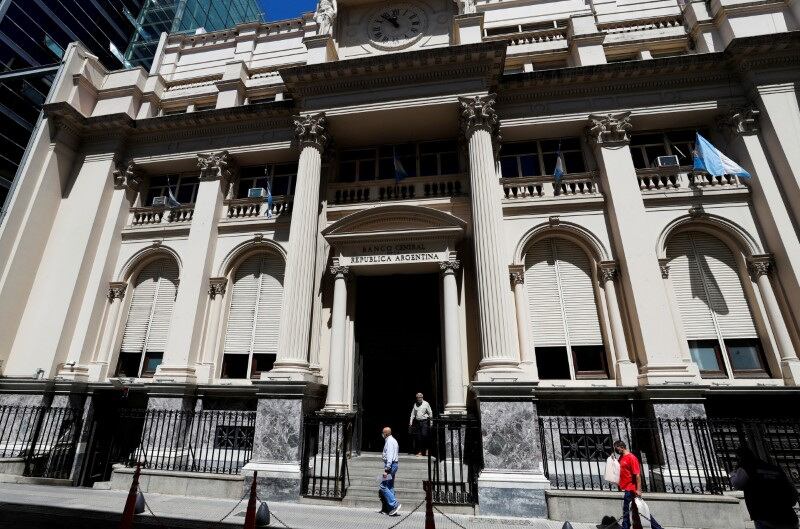 “El gobierno está tratando de estabilizar una economía endeudada en dólares, sin dólares en el Banco Central, sin mercado de capitales, con inflación reprimida y con un sólo instrumento de política económica: la política fiscal” (Reuters)