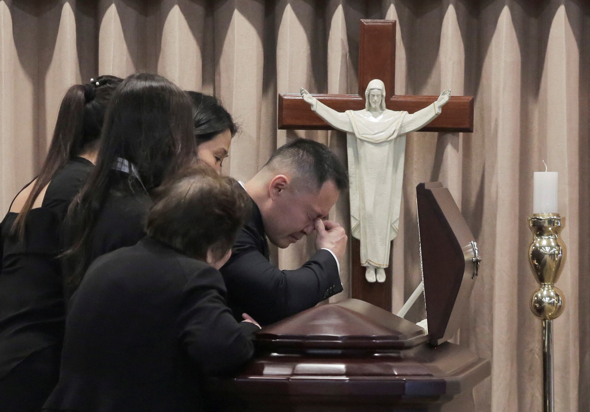 El momento exacto en Kenji Fujimori se muestra totalmente destrozado por la muerte de su padre. (Reuters/Gerardo Marin)