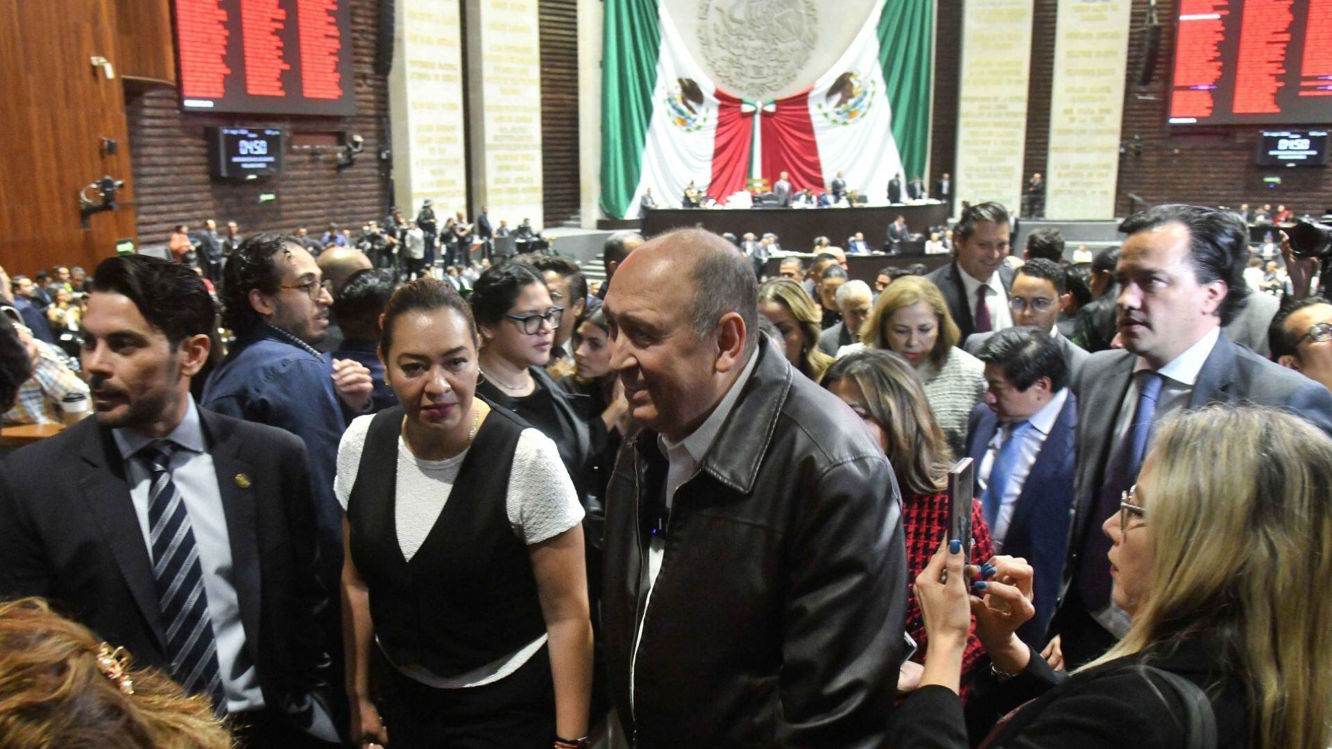 Rubén Moreira, diputado del PRI, junto a sus compañeros de bancada abandonan la primera sesión ordinaria de la LXVI Legislatura de la Cámara de Diputados en la que se dio la declaracion de validez de la elección y declaración de Claudia Sheinbaum, como presidenta electa de México, y la declaratoria de publicidad al dictamen de reforma al Poder Judicial que será discutido el próximo martes. FOTO: MARIO JASSO/CUARTOSCURO.COM