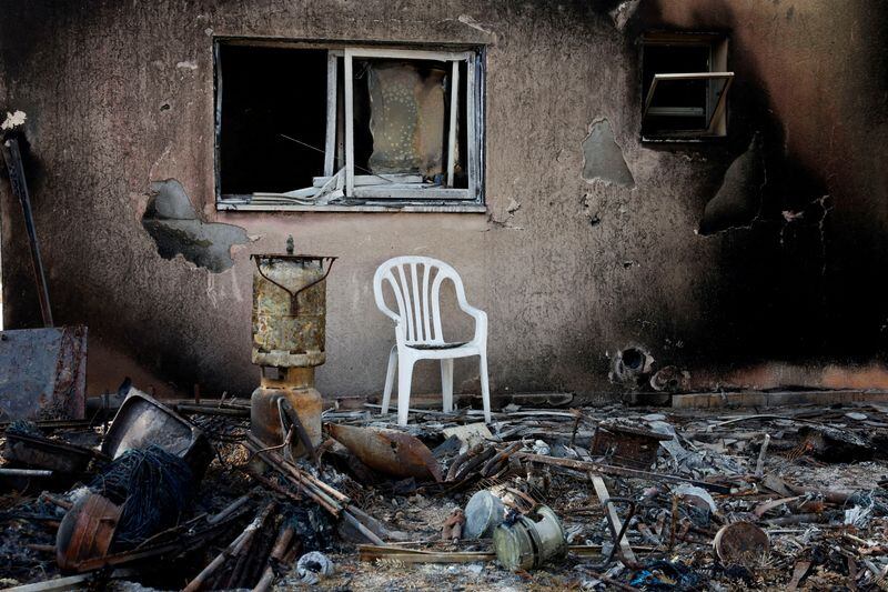 Una casa destruida y acribillada a balazos, tras el ataque del 7 de octubre, en el kibutz Kfar Aza (REUTERS/Evelyn Hockstein)