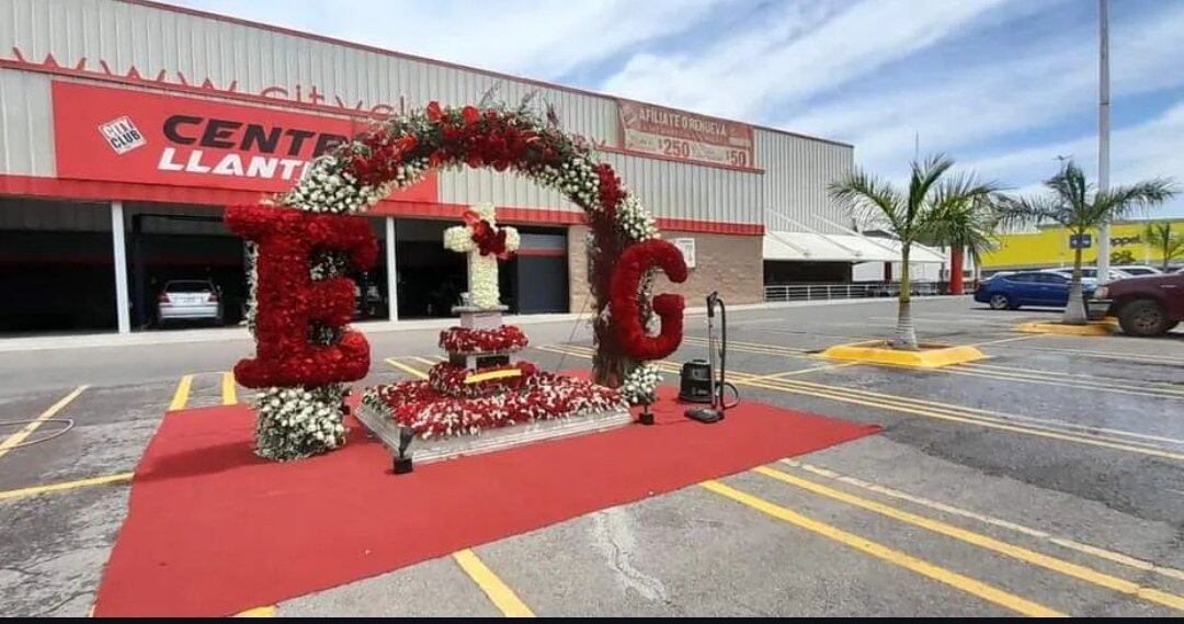 Dejan flores a nombre del Chapo en el monumento funerario de Édgar Guzmán en Sinaloa