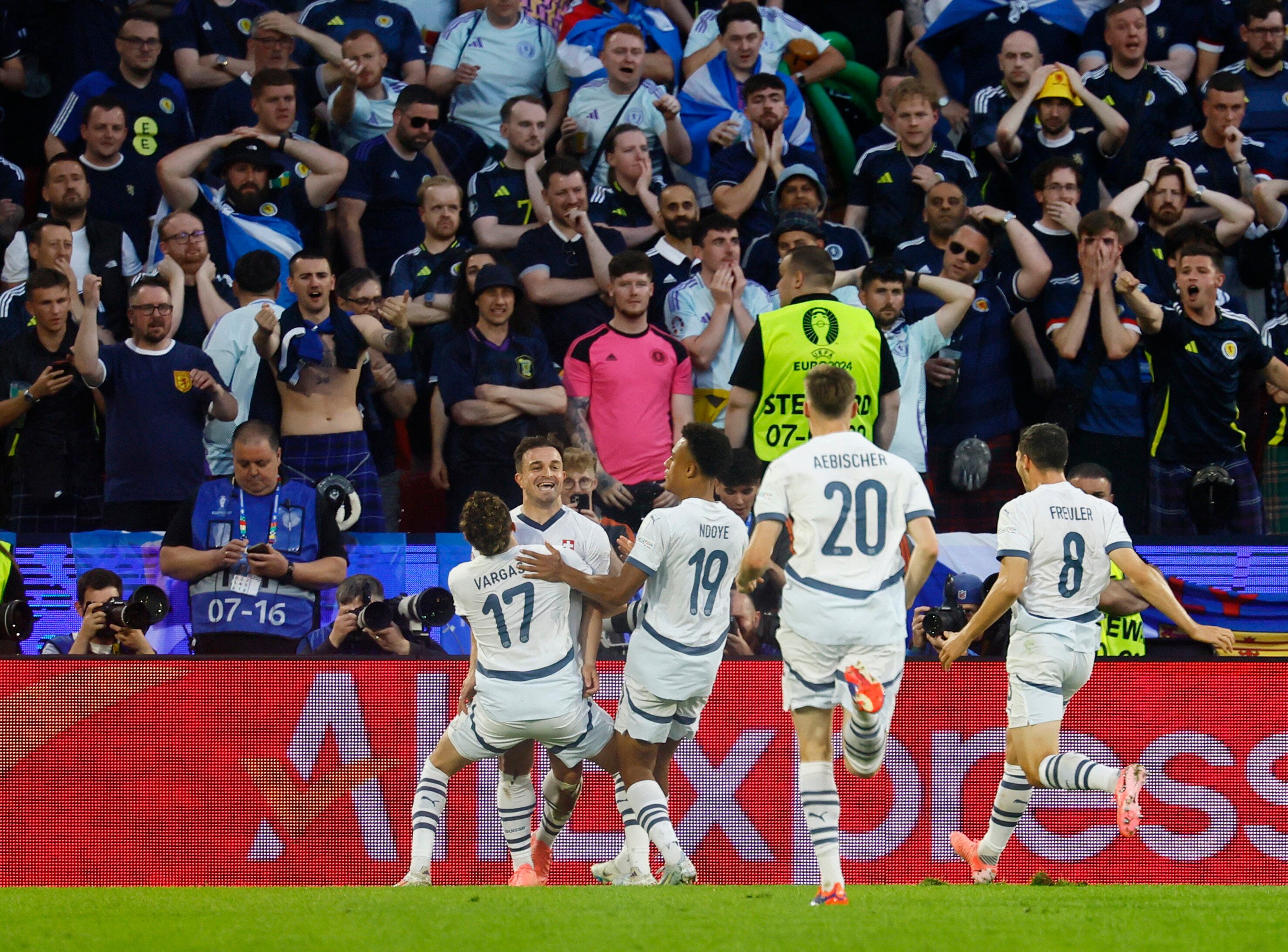 Xherdan Shaqiri celebra su golazo para el 1-1 parcial de Suiza ante Escocia por la Eurocopa (REUTERS/Wolfgang Rattay)