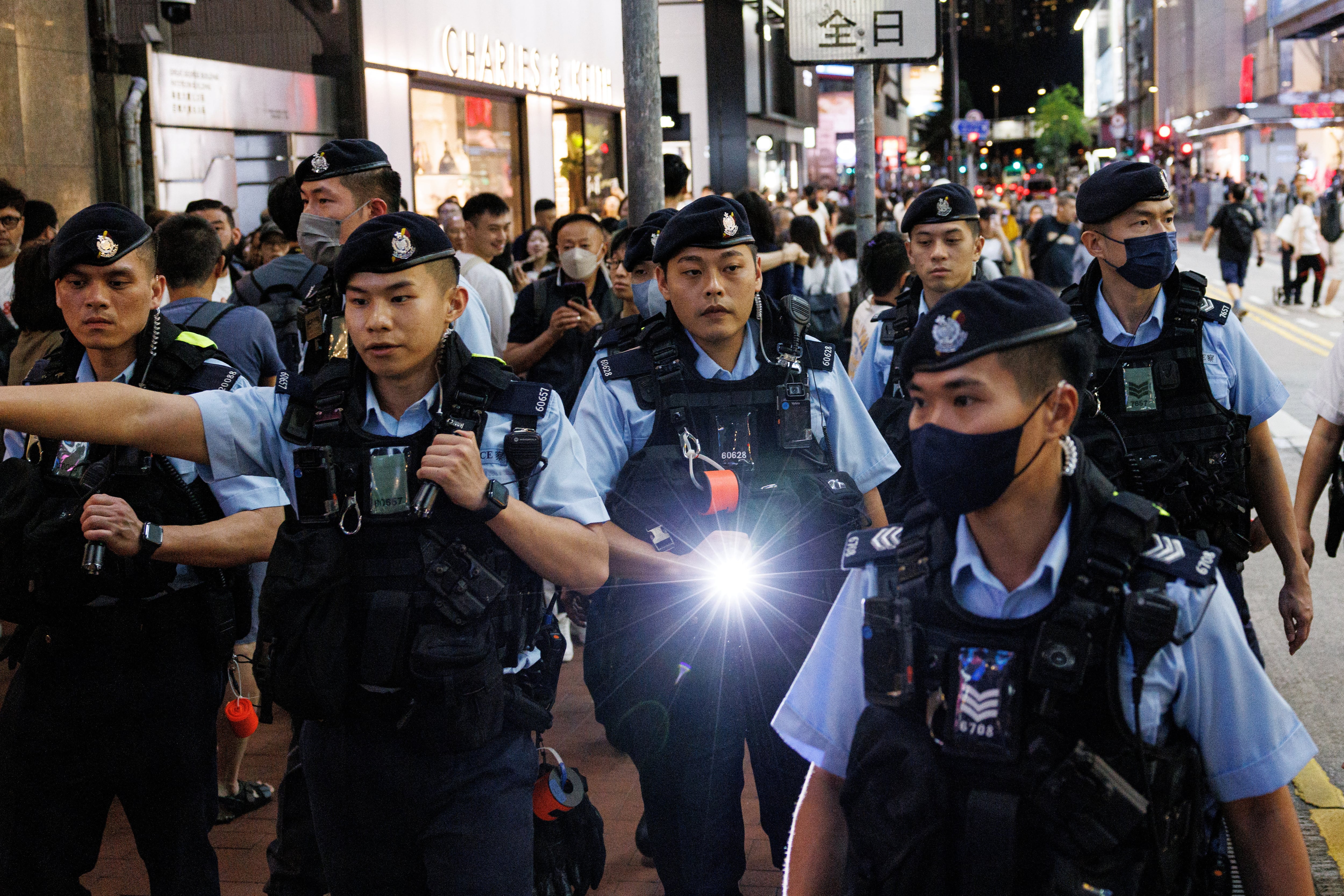 La Policía de Hong Kong patrulla en medio de manifestaciones prodemocracia por el aniversario de la matanza de Tianamen (REUTERS/Tyrone Siu/Archivo)