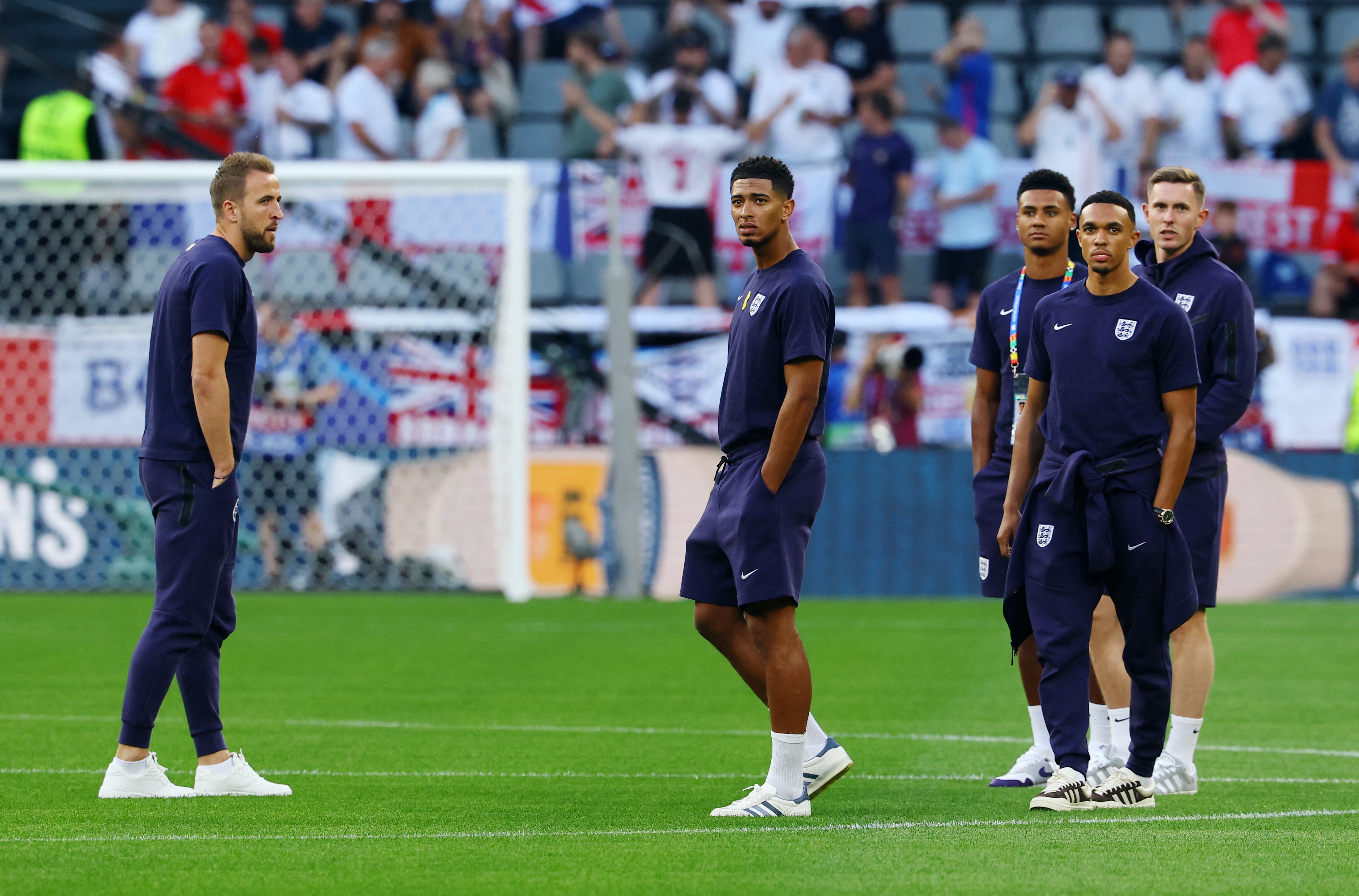 Jude Bellingham, figura de Inglaterra, en el campo de juego (REUTERS/Kai Pfaffenbach)