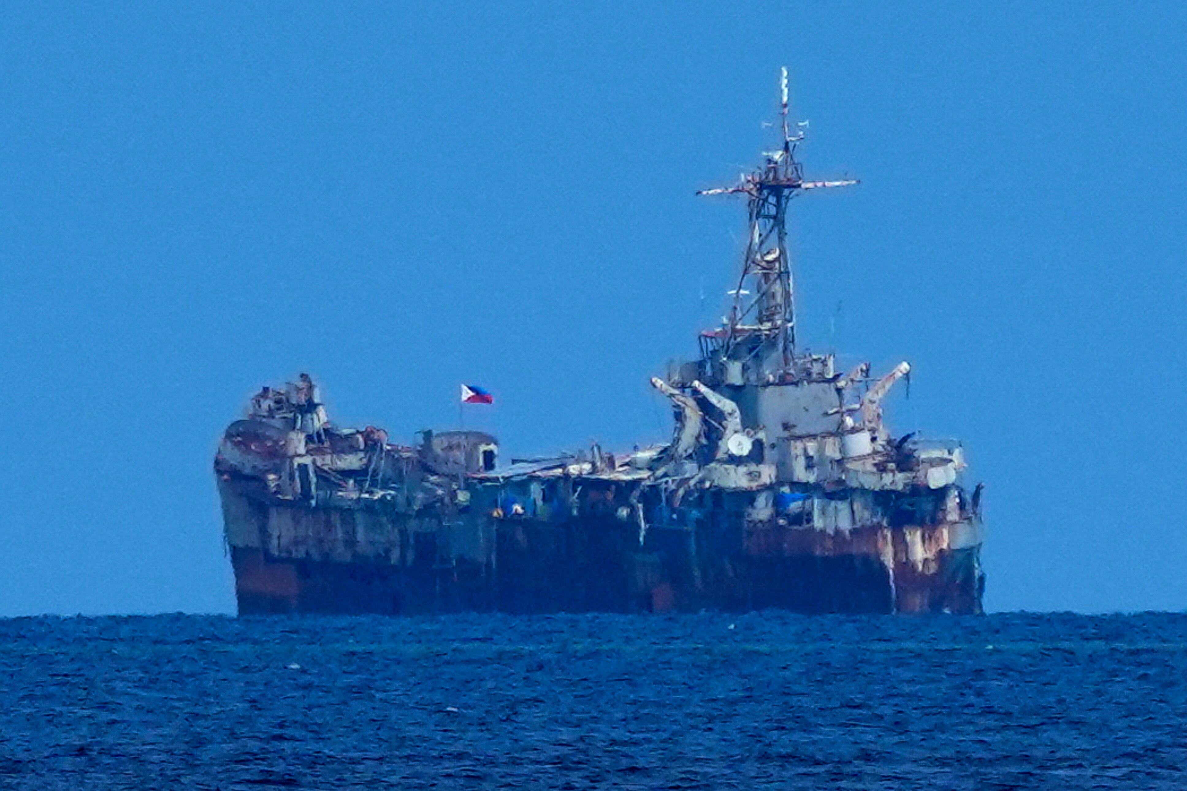 El barco de la armada filipina, maltratado, pero aún activo, el BRP Sierra Madre, en el banco de arena Ayungin, en el disputado mar de China Meridional, el 22 de agosto de 2023 (AP Foto/Aaron Favila)