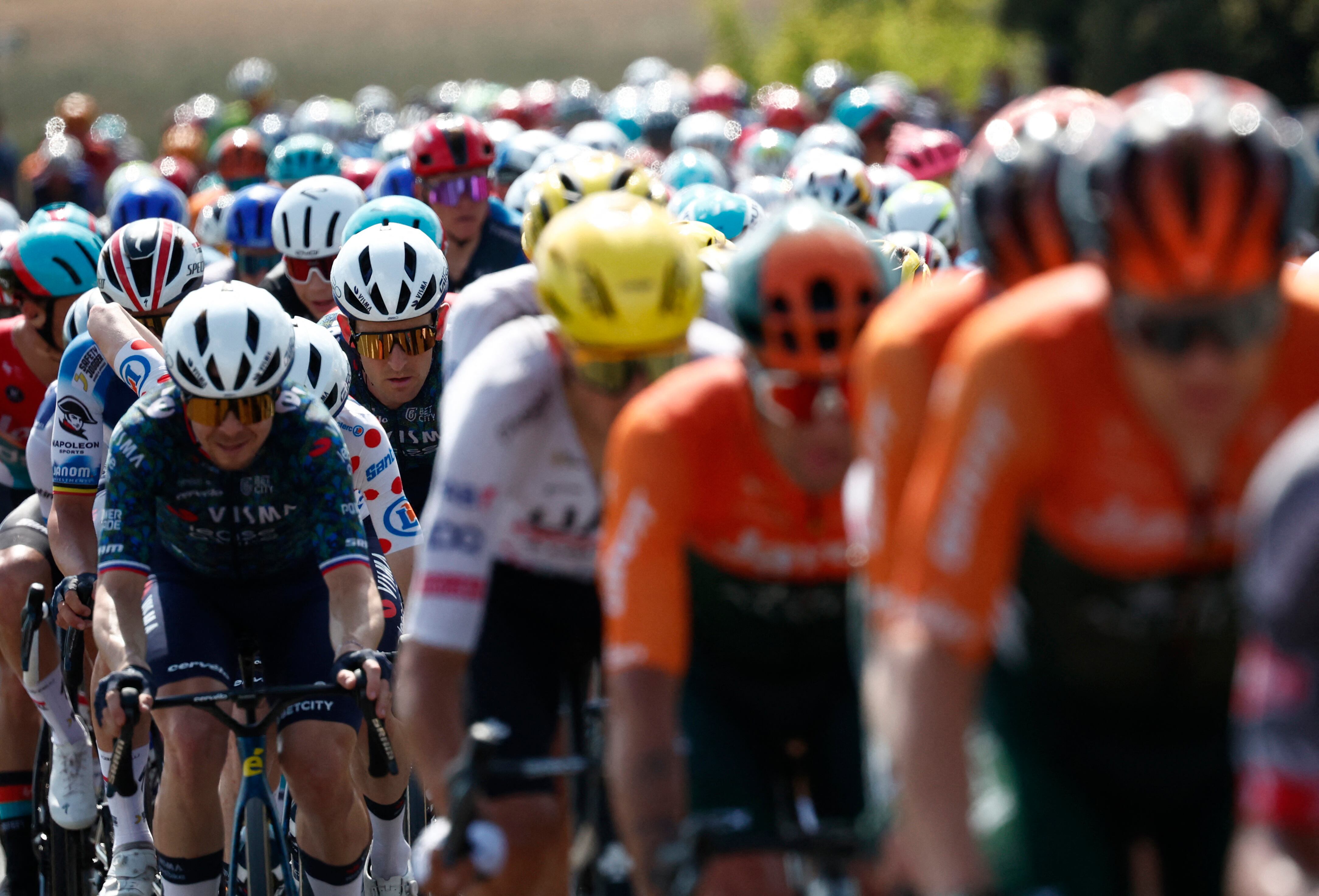 Matteo Jorgenso, compañero de Jonas Vingegaard en acción durante la etapa 16 - crédito Stephane Mahe / REUTERS 