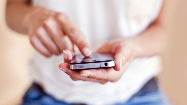 Dentro del aula, los teléfonos celulares también pueden dañar la imaginación y las habilidades de pensamiento crítico de los niños