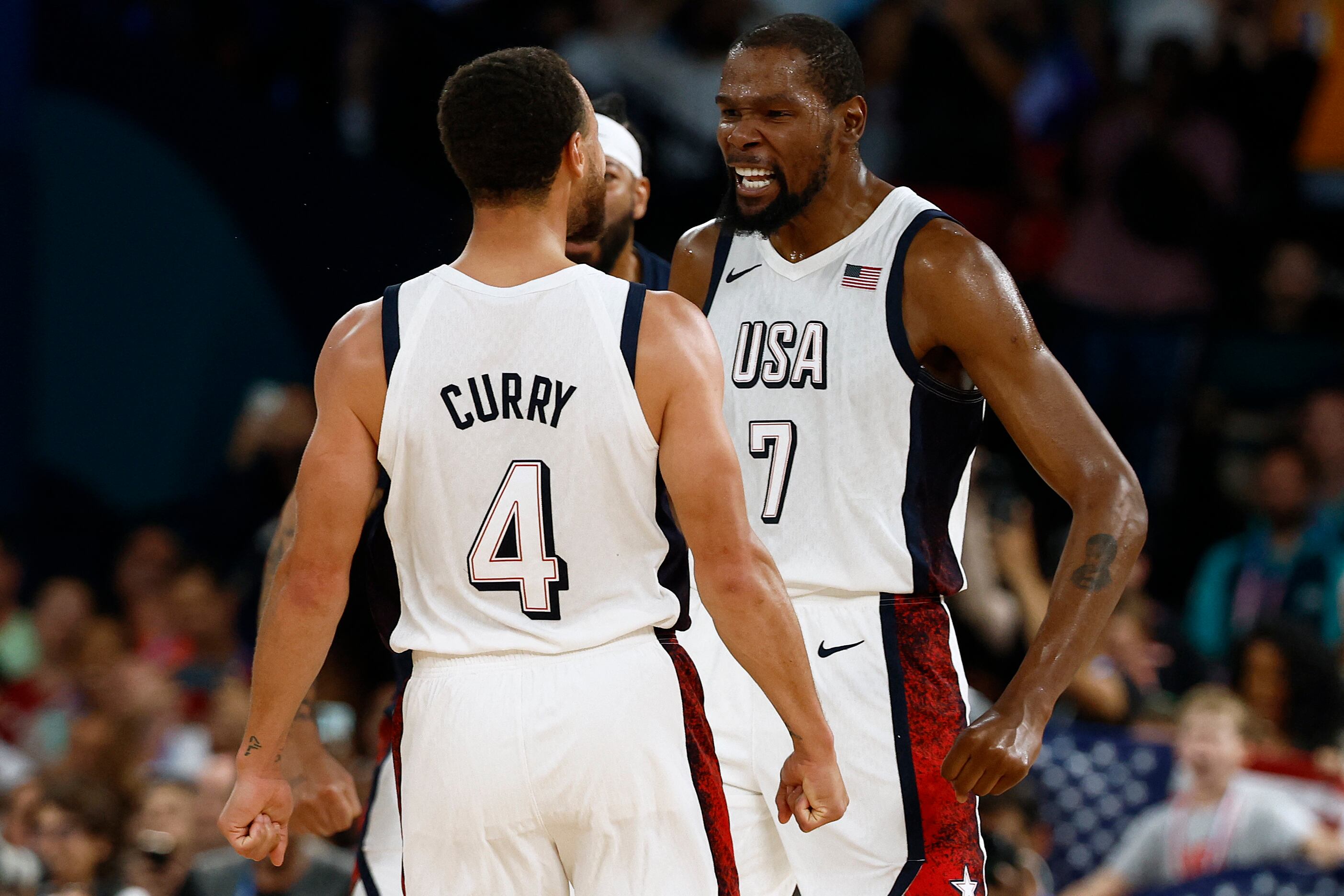 Stephen Curry celebra junto a Kevin Durant. Estados Unidos sufrió para derrotar a Serbia en las semifinales de los Juegos Olímpicos de París 2024 (REUTERS/Evelyn Hockstein)