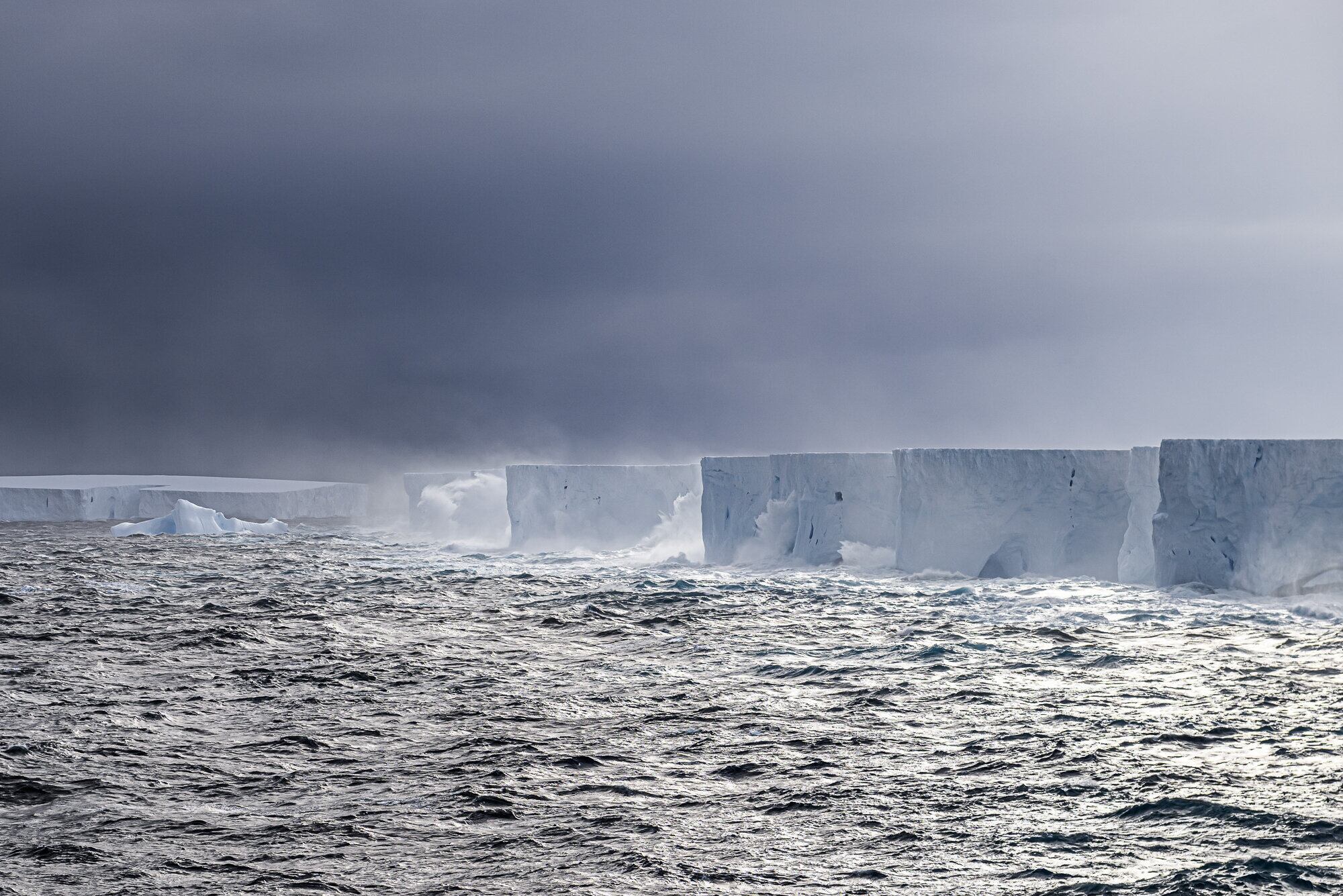 No está claro cuánto tiempo A23a, fotografiado en abril, va a girar en su lugar (Chris Walton, Prospección Antártica Británica vía The New York Times)