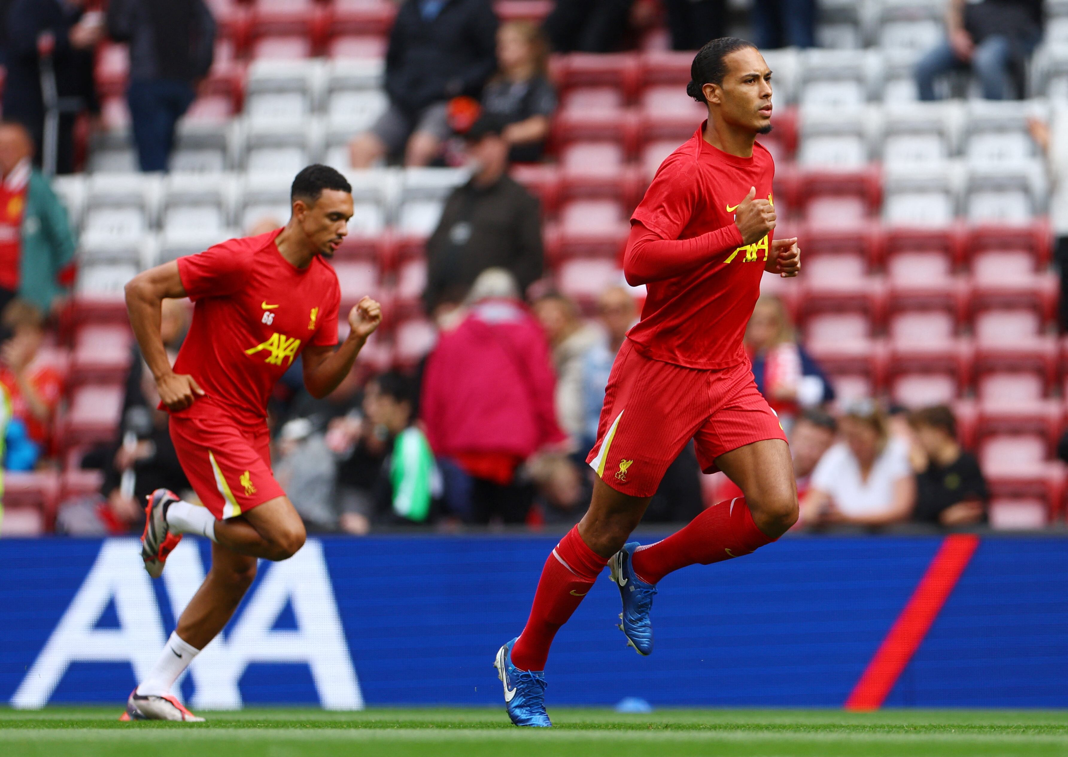 Los defensores Trent Alexander-Arnold y Virgil van Dijk en calentamiento previo a lo que será el partido-crédito Molly Darlington/REUTERS