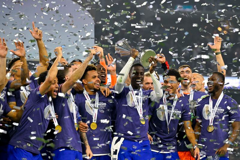 La selección de fútbol de Estados Unidos celebra con el trofeo la obtención de la Liga de Naciones de la Concacaf.  (USA TODAY/Jerome Miron)