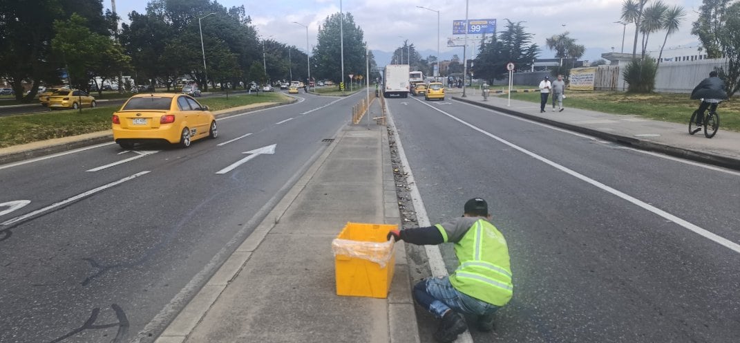 Se presenta novedad vial en la localidad de Fontibón, por caída de caga de un vehículo tipo camión, en la calle 26 con carrera 103 - crédito @BogotaTransito / X