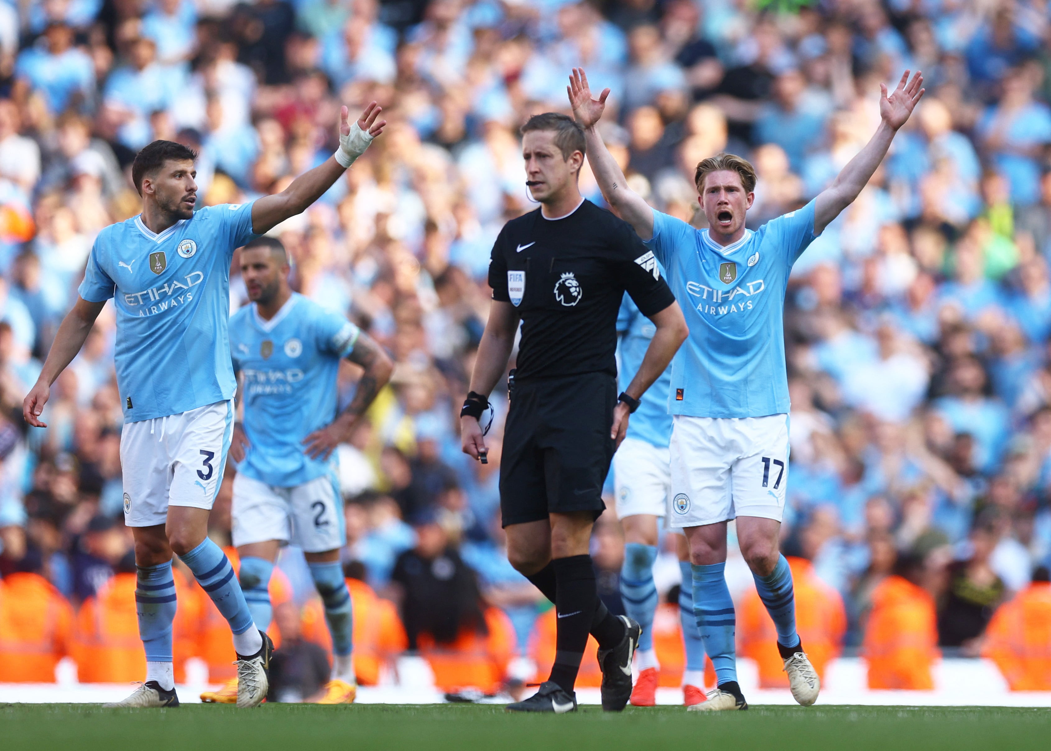 Los árbitros de la Premier League deberán decir de qué equipos son simpatizantes a partir de la presente temporada (Reuters/Lee Smith)