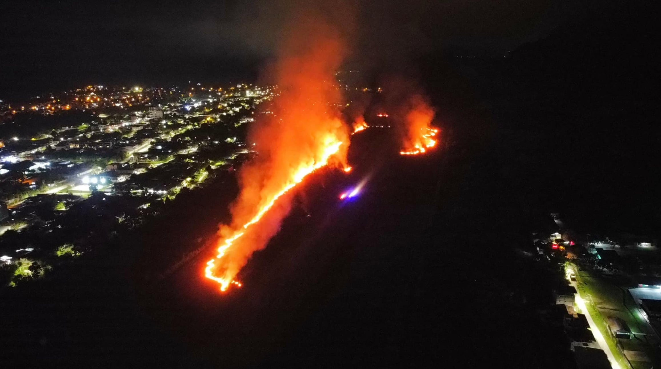 Reportan gran incendio en Aeropuerto de Tingo María.