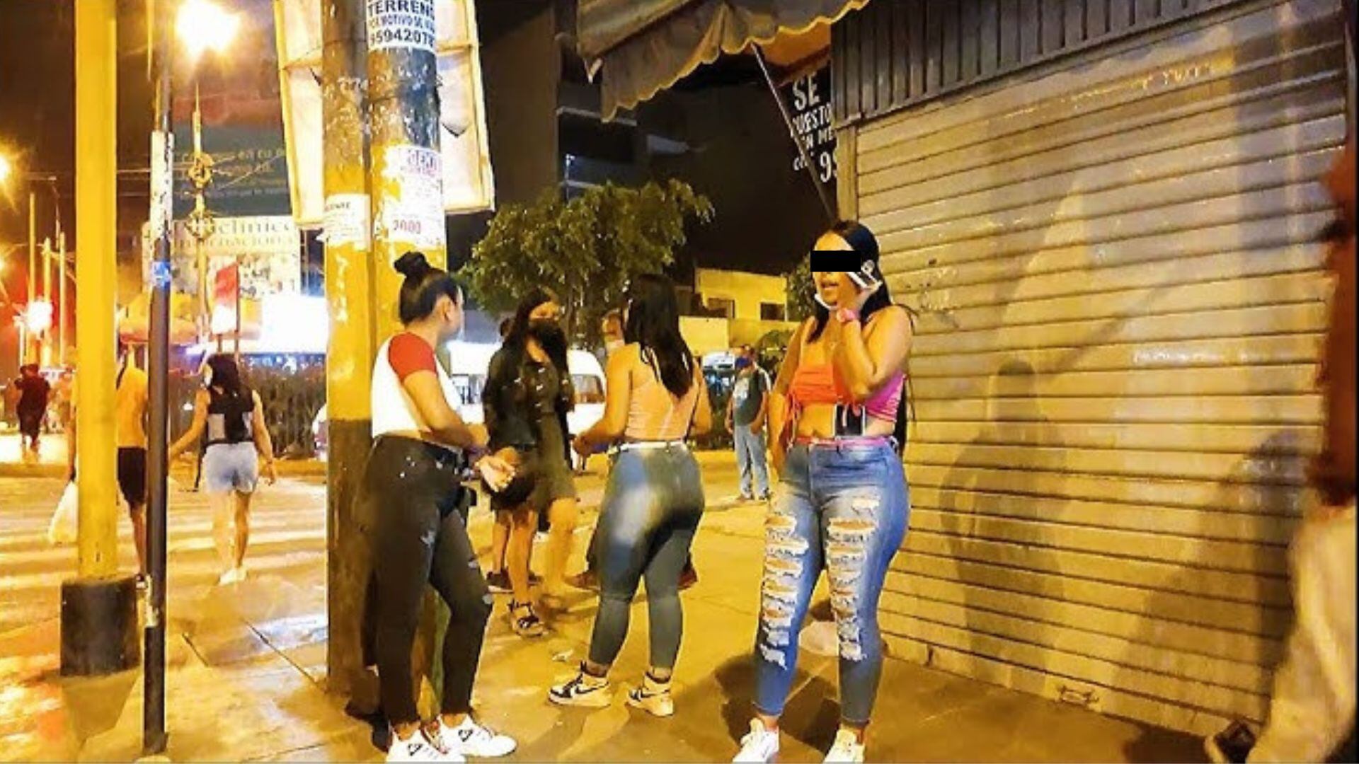 Un grupo de mujeres venezolanadas se encuentran paradas en una esquina cerca al jirón Risso. Aparentemente están a la espera de clientes y siempre tienen la mirada amenazante de los integrantes de ls llamadas mafias del sexo.