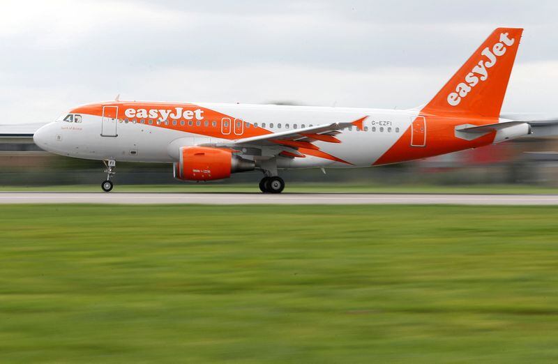 Un avión Airbus de Easyjet despega de la pista sur del aeropuerto de Gatwick en Crawley, Reino Unido