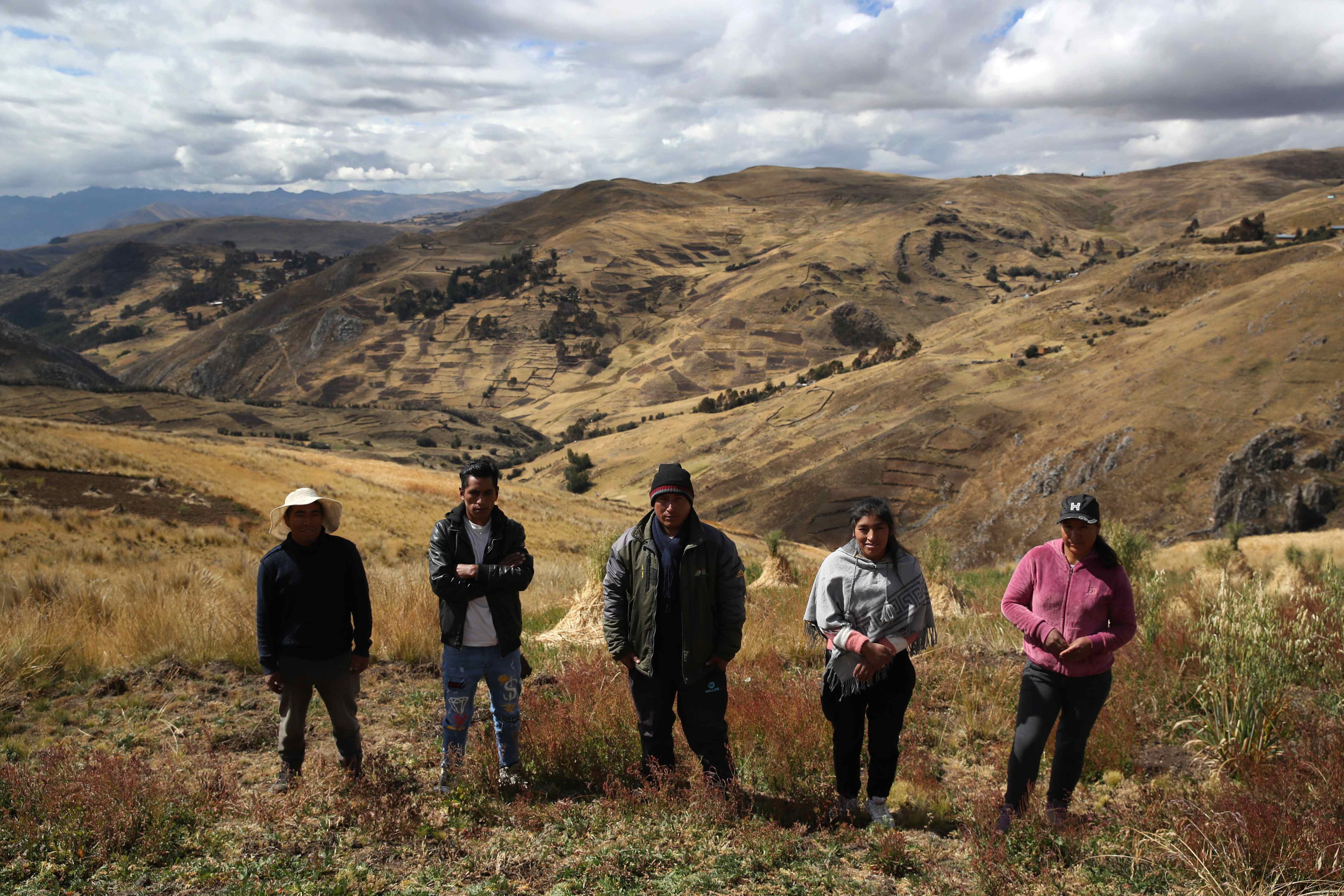 Jóvenes agricultores cosechan maca el 26 de junio de 2024 en la comunidad de Zunipampa, a 4.200 metros de altitud en los Andes de Huancavelica (Perú). Aunque cada vez son menos, quedan jóvenes en las comunidades altoandinas de Perú que se dedican a trabajar la tierra como sus antepasados. Ahora quieren ir más allá del campo y enseñan en colegios los beneficios de una buena alimentación, mientras sueñan con exportar sus productos ecológicos al mundo. EFE/ Paolo Aguilar
