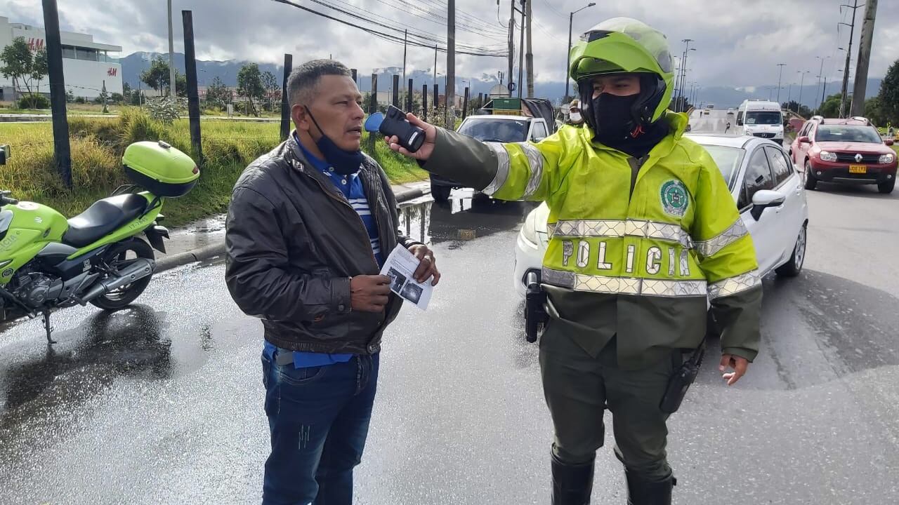 Policía de tránsito realiza prueba de alcoholemia. Foto: Twitter Policía de Tránsito de Bogotá (@TransitoBta)