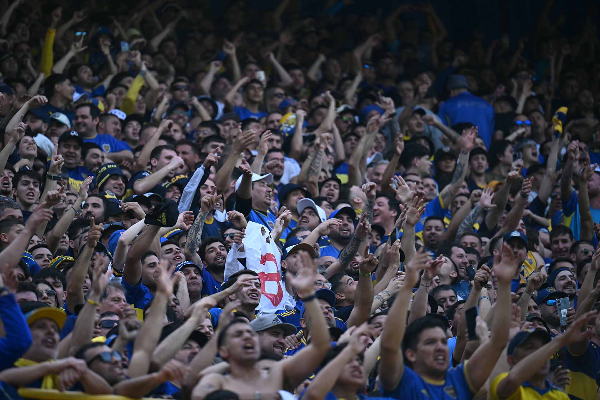 Clásico Boca vs River - Hinchas dentro de la cancha