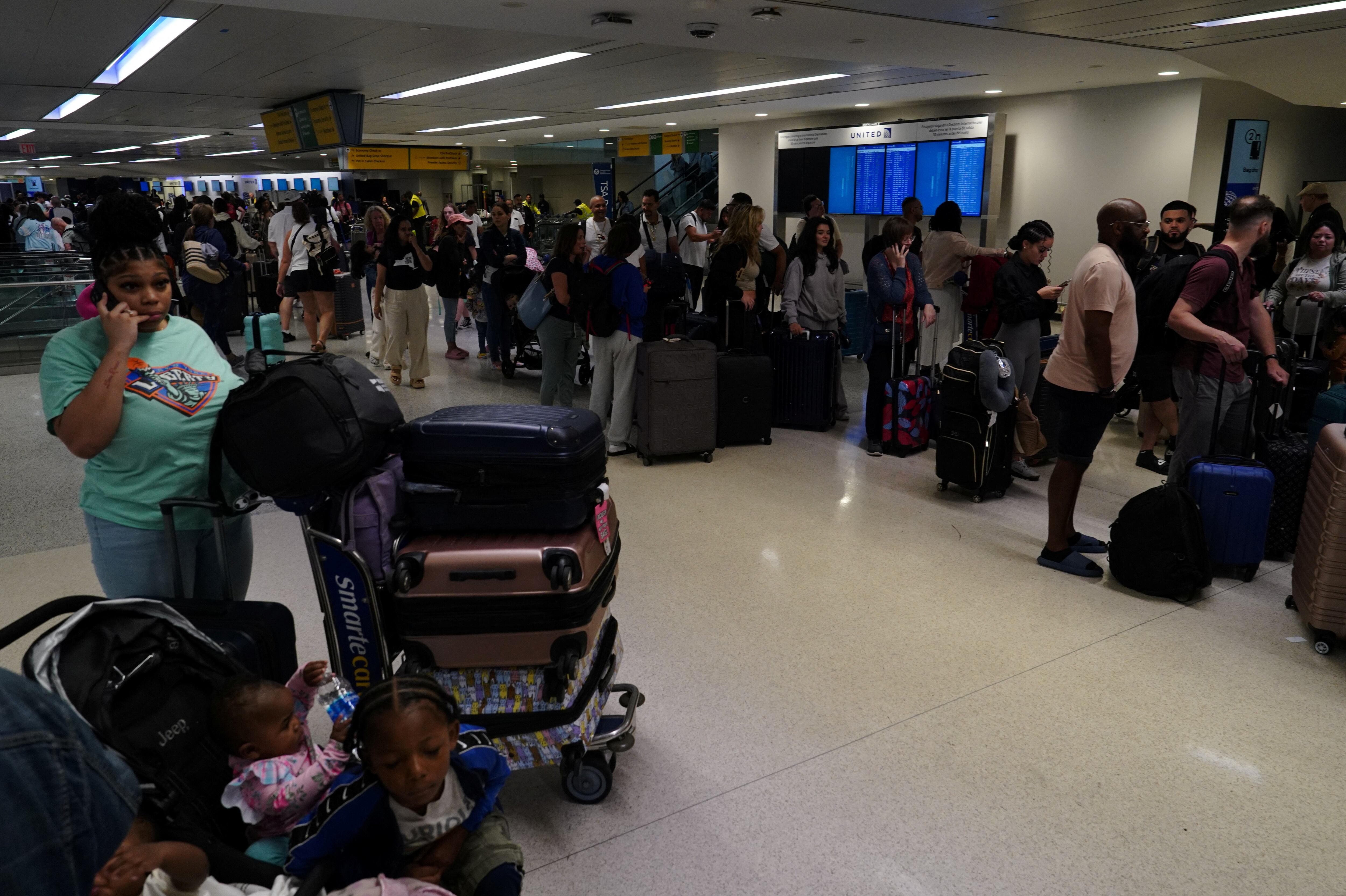 Pasajeros en Newark, New Jersey (REUTERS/Bing Guan)