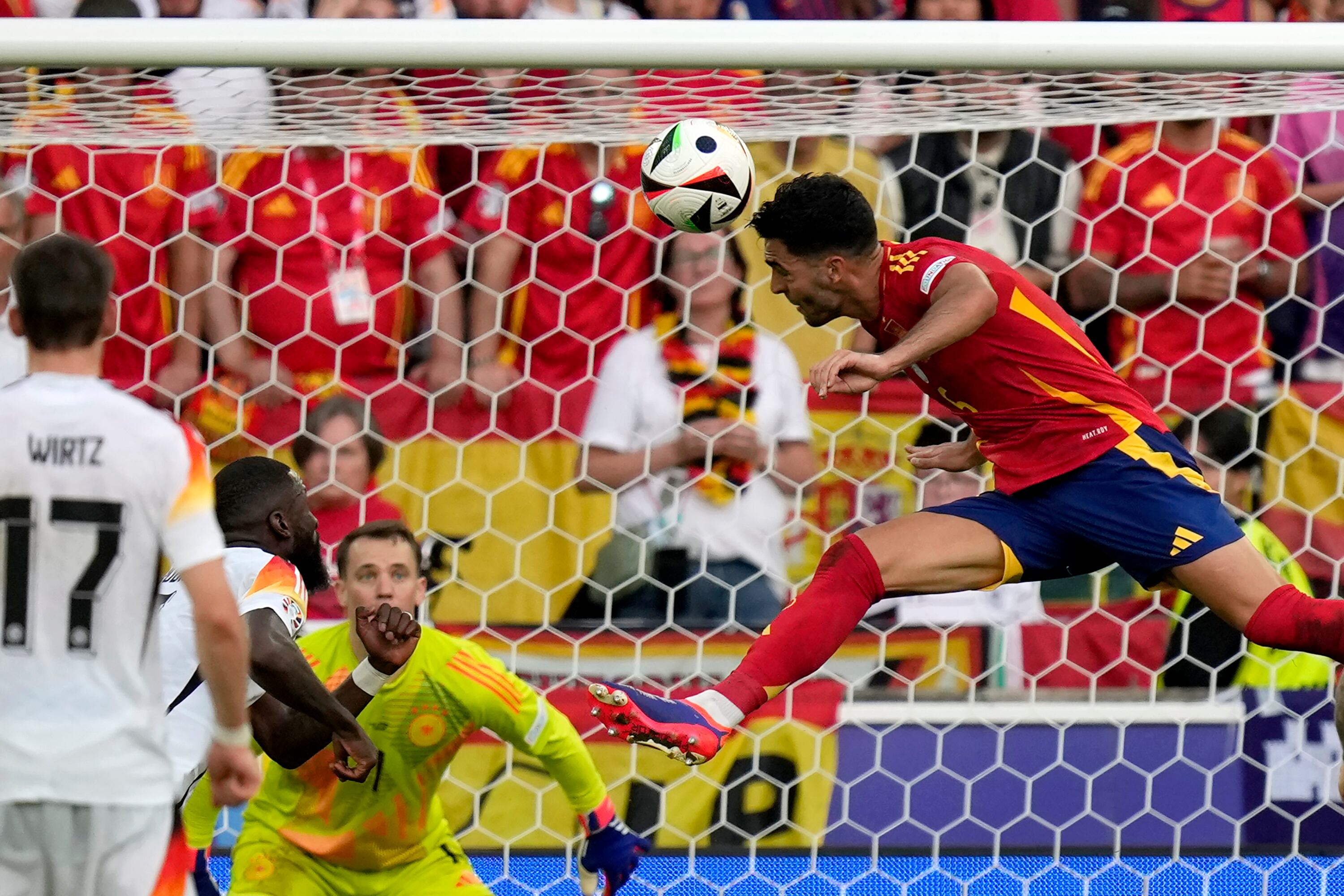 Mikel Merino anota el tanto del triunfo de España en cuartos de final ante Alemania  (AP Foto/Ariel Schalit)