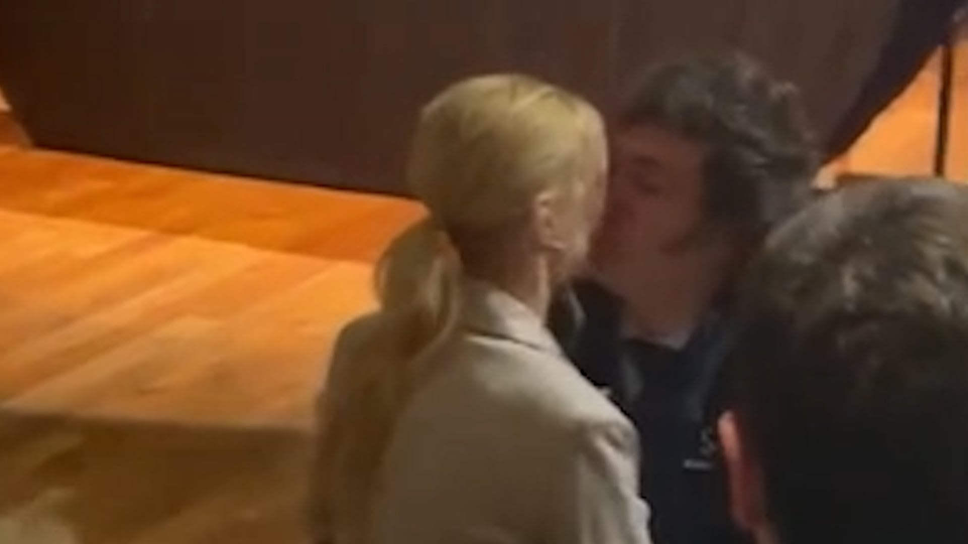 El primer beso de Javier Milei y Yuyito González