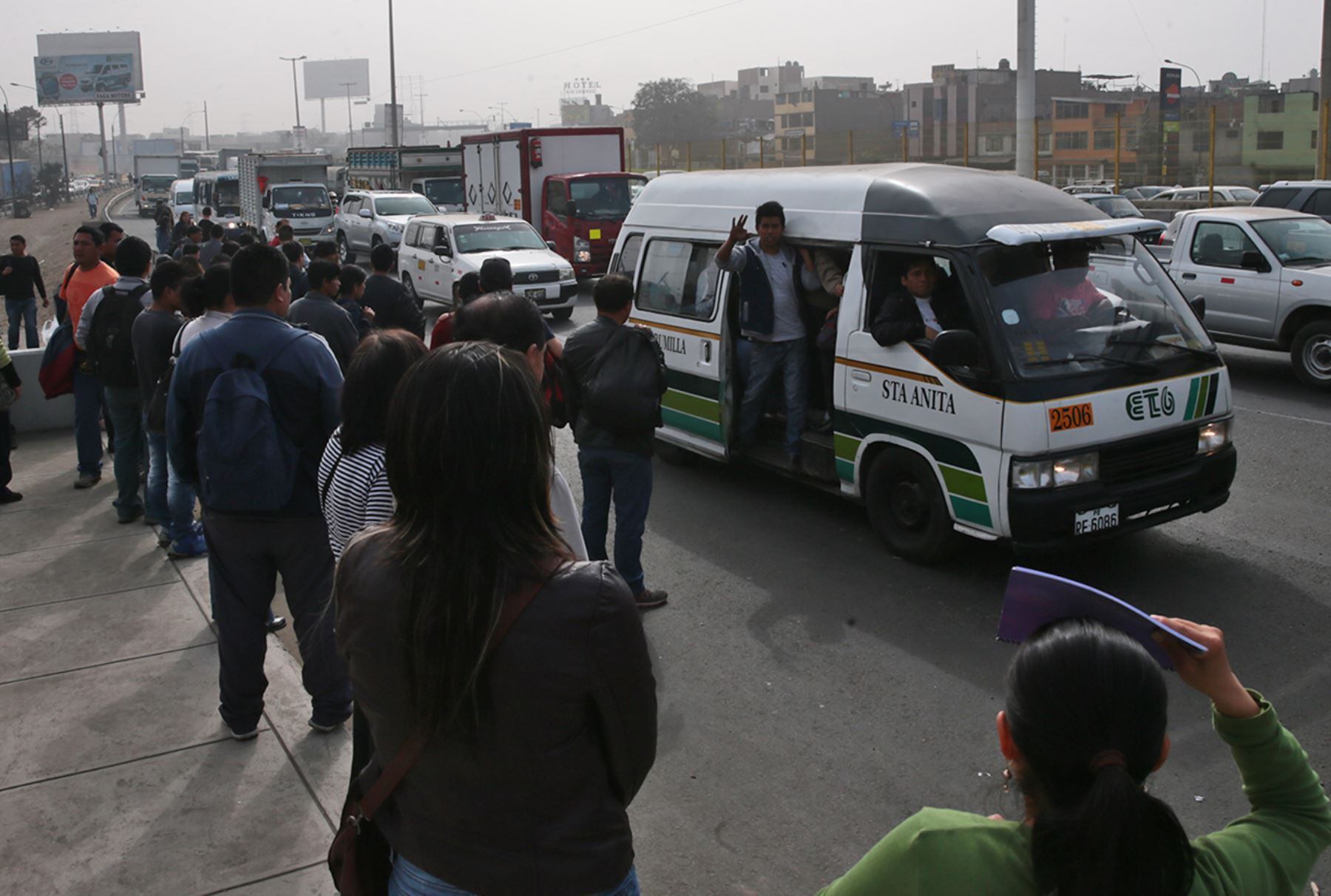 Dirigente de transportistas advierte que podrían realizar un "paro indefinido" si no cesa la violencia por extorsiones.