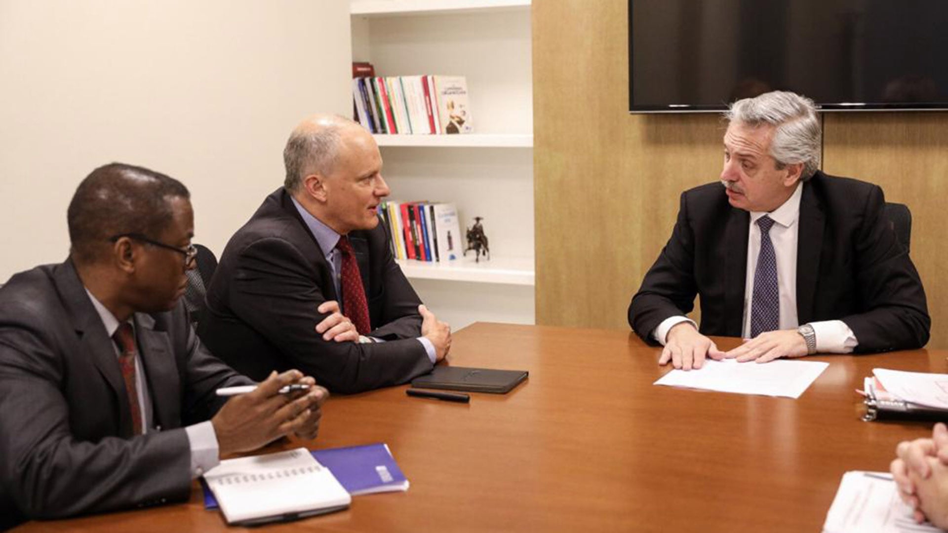 Alberto Fernández, cuando recibió en su bunker de la calle México a Alejandro Werner y Trevor Alleyne, entonces director de "Hemisferio Occidental" y representante del Fondo en la Argentina