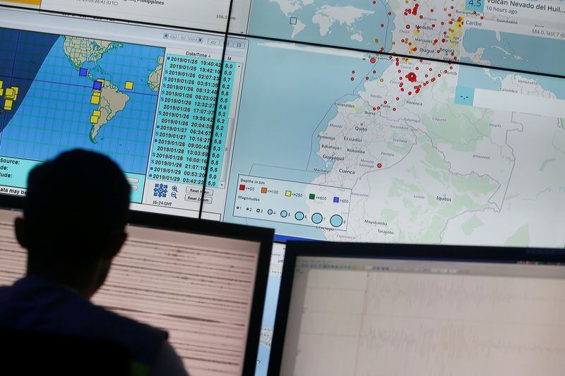 Foto de archivo. Un empleado trabaja monitoreando sismos en el Instituto Geológico Colombiano en Bogotá, Colombia, 29 de enero, 2019. REUTERS/Luisa González