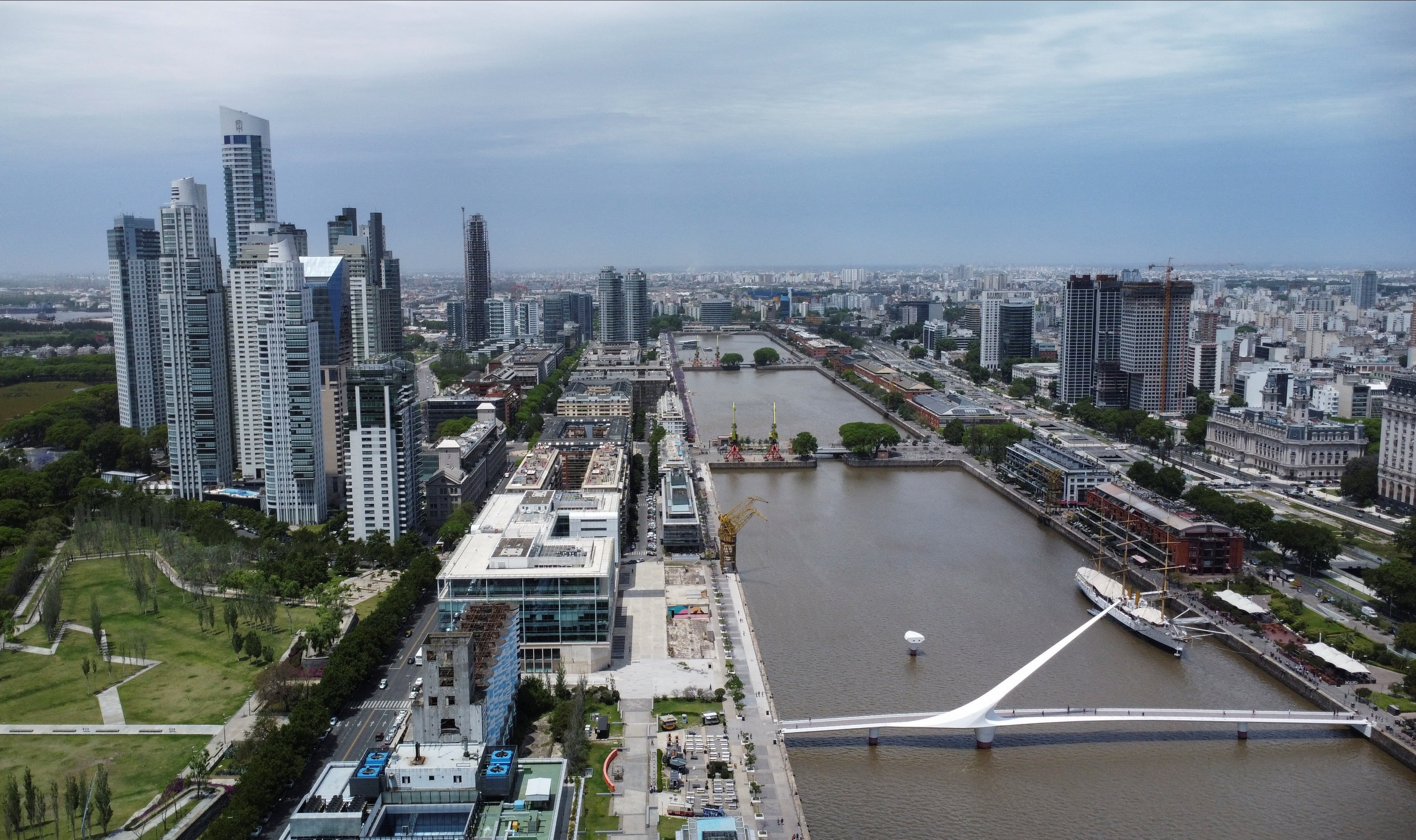 Vista general de Puerto Madero, el barrio más caro de la región (Foto: Agustín Marcarian/REUTERS)