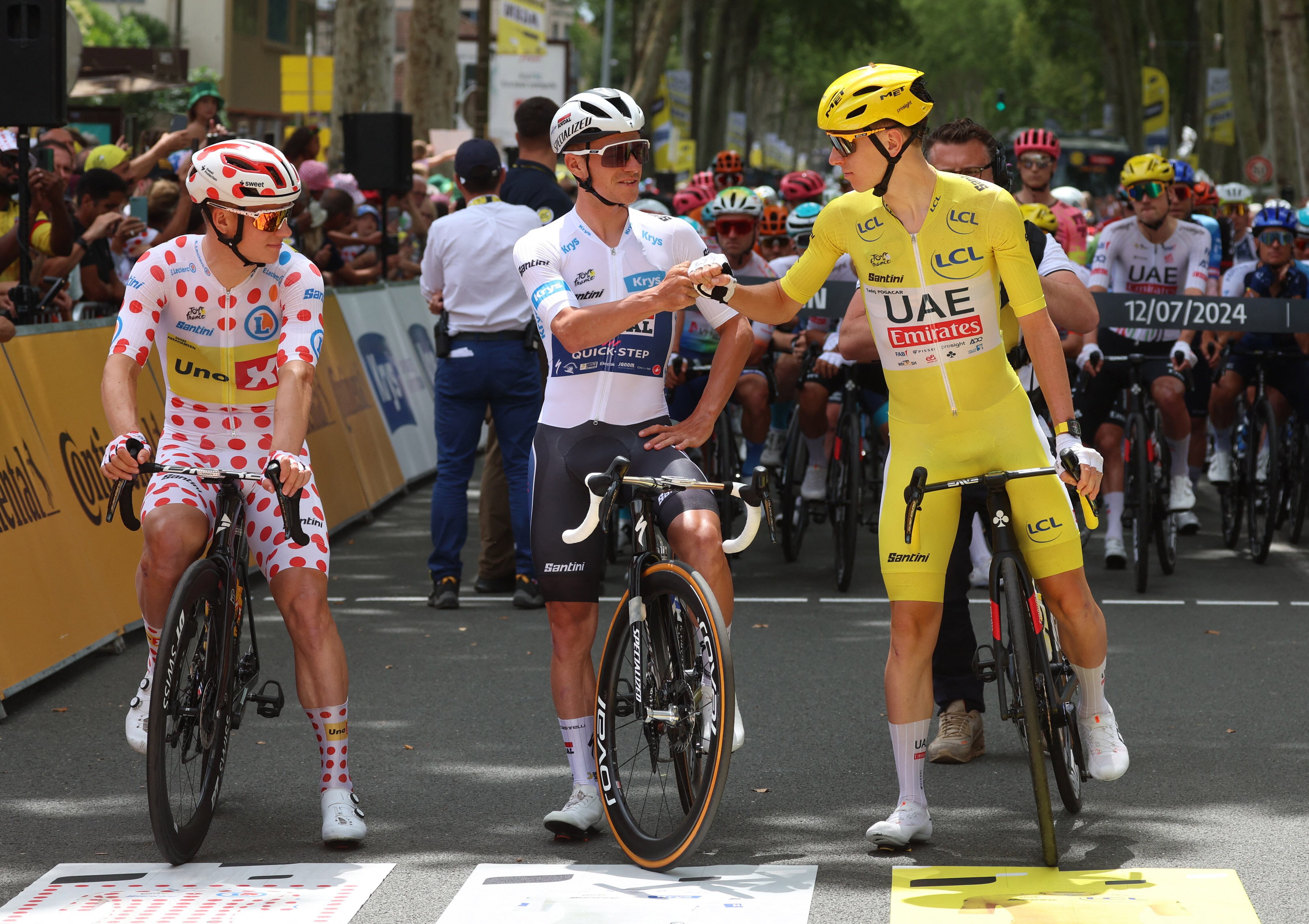 Jonas Abrahamsen del Uno-X Mobility. Tadej Pogacar del UAE Team Emiratess Remco Evenepoel del Soudal Quick Step en la partida previa de la etapa 13 del Tour de Francia crédito Molly Darlington / REUTERS