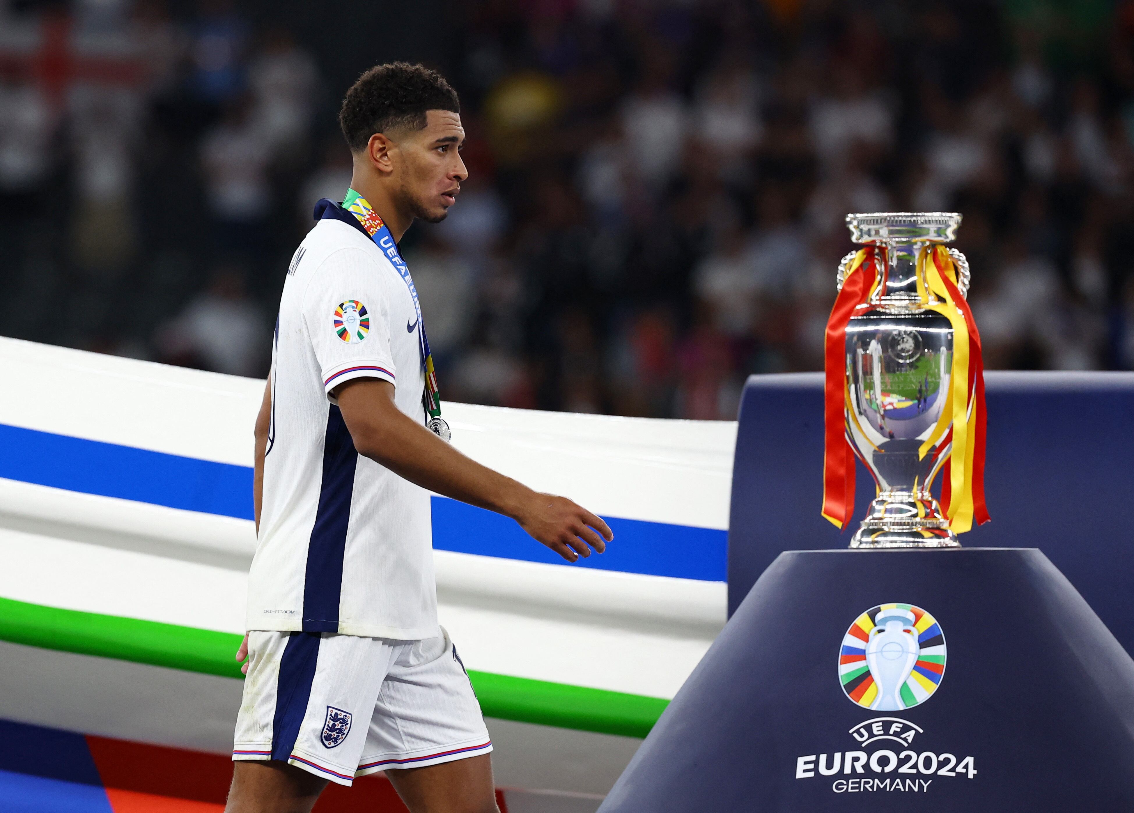 El trofeo de la Eurocopa, lejos de las manos de la estrella del Real Madrid (REUTERS/Lee Smith)