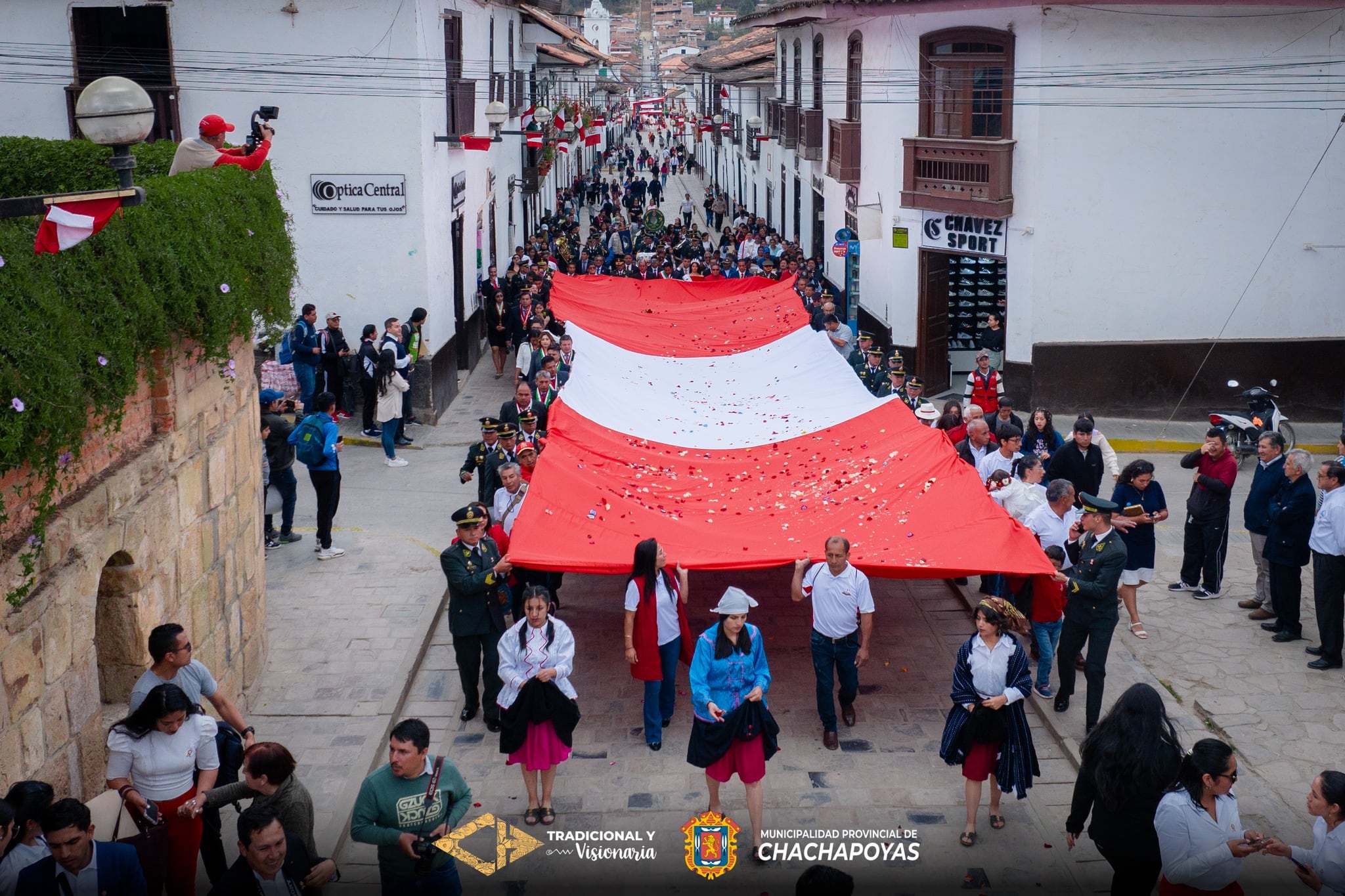 Celebran la inauguración del mirador Puma Urco con la bandera más grande del país