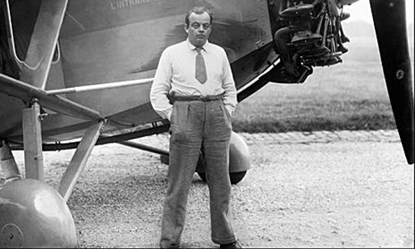 Aviador y escritor consagrado pidió que le permitieran volar durante la Segunda Guerra Mundial a pesar de avanzada edad. Cuando murió Antoine de Saint Exupéry tenía 44 años