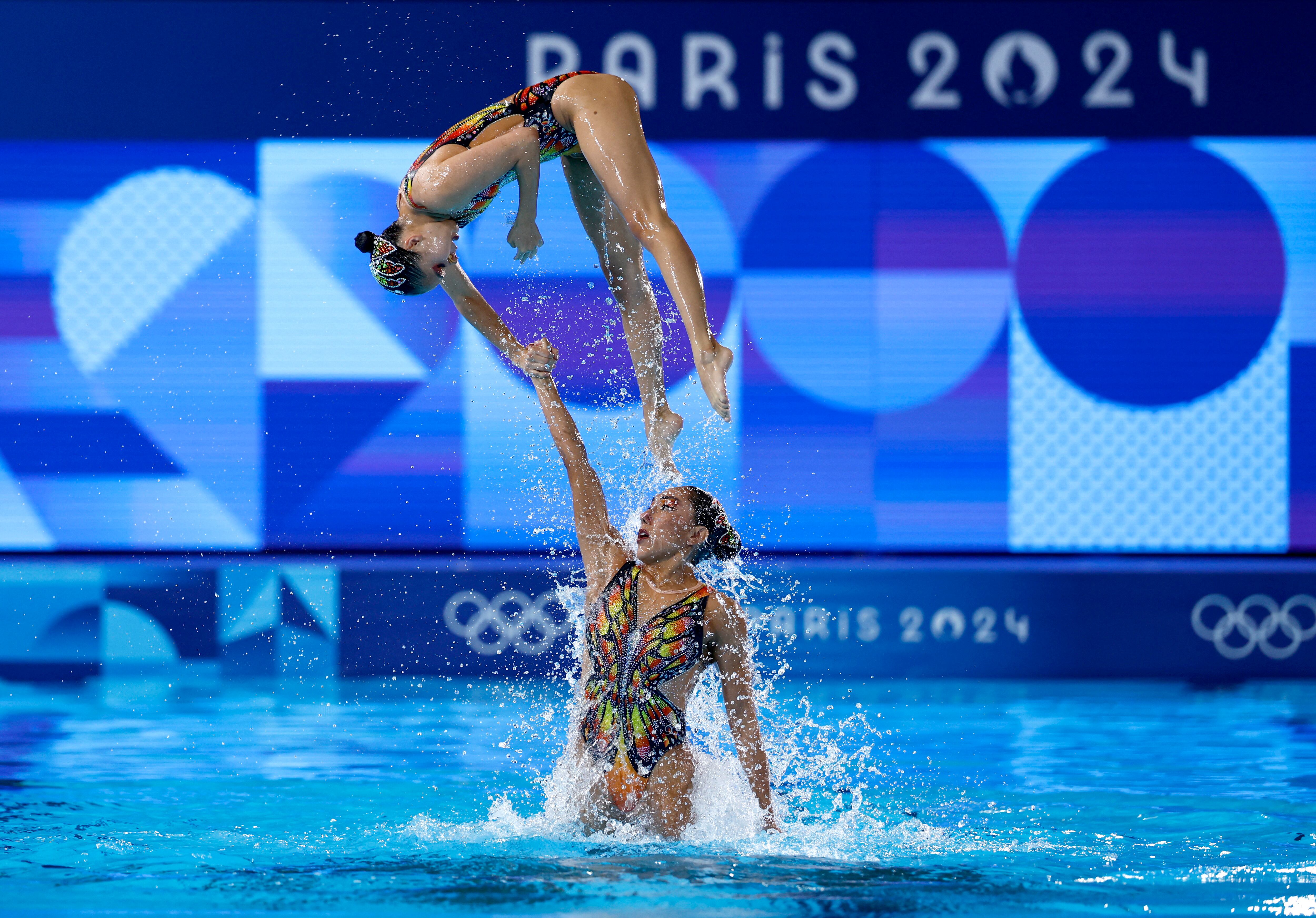 Paris 2024 Olympics - Artistic Swimming - Team Free Routine - Aquatics Centre, Saint-Denis, France - August 06, 2024. Regina Alferez, Fernanda Arellano, Nuria Diosdado, Itzamary Gonzalez, Joana Jimenez, Samantha Rodriguez, Jessica Sobrino, Pamela Toscano of Mexico perform. REUTERS/Gonzalo Fuentes