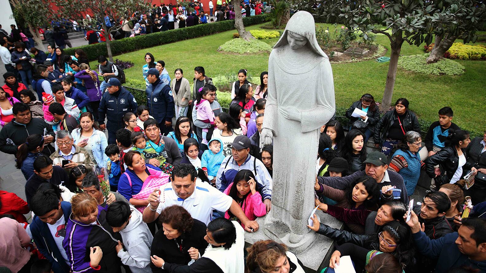 30 de agosto de 2015. Miles de fieles acudieron al santuario de Santa Rosa de Lima para dejar sus deseos en un buzón y participar en la misa y procesión celebradas en su día (EFE)