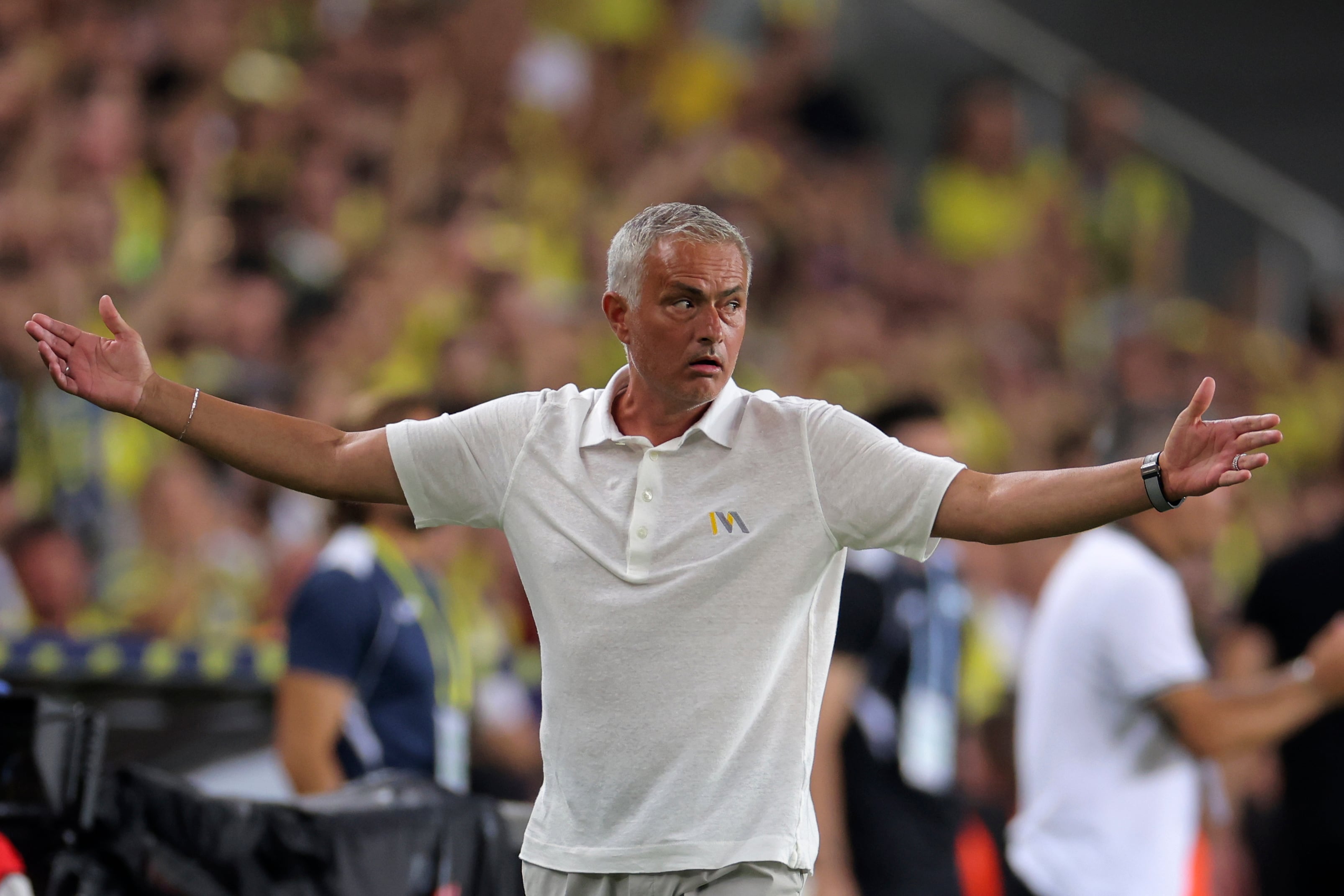 El entrenador del Fenerbahce, José Mourinho, hace un gesto durante el partido de fútbol de la Superliga turca entre el Fenerbahce y el Adana Demirspor en Estambul (AP Foto)