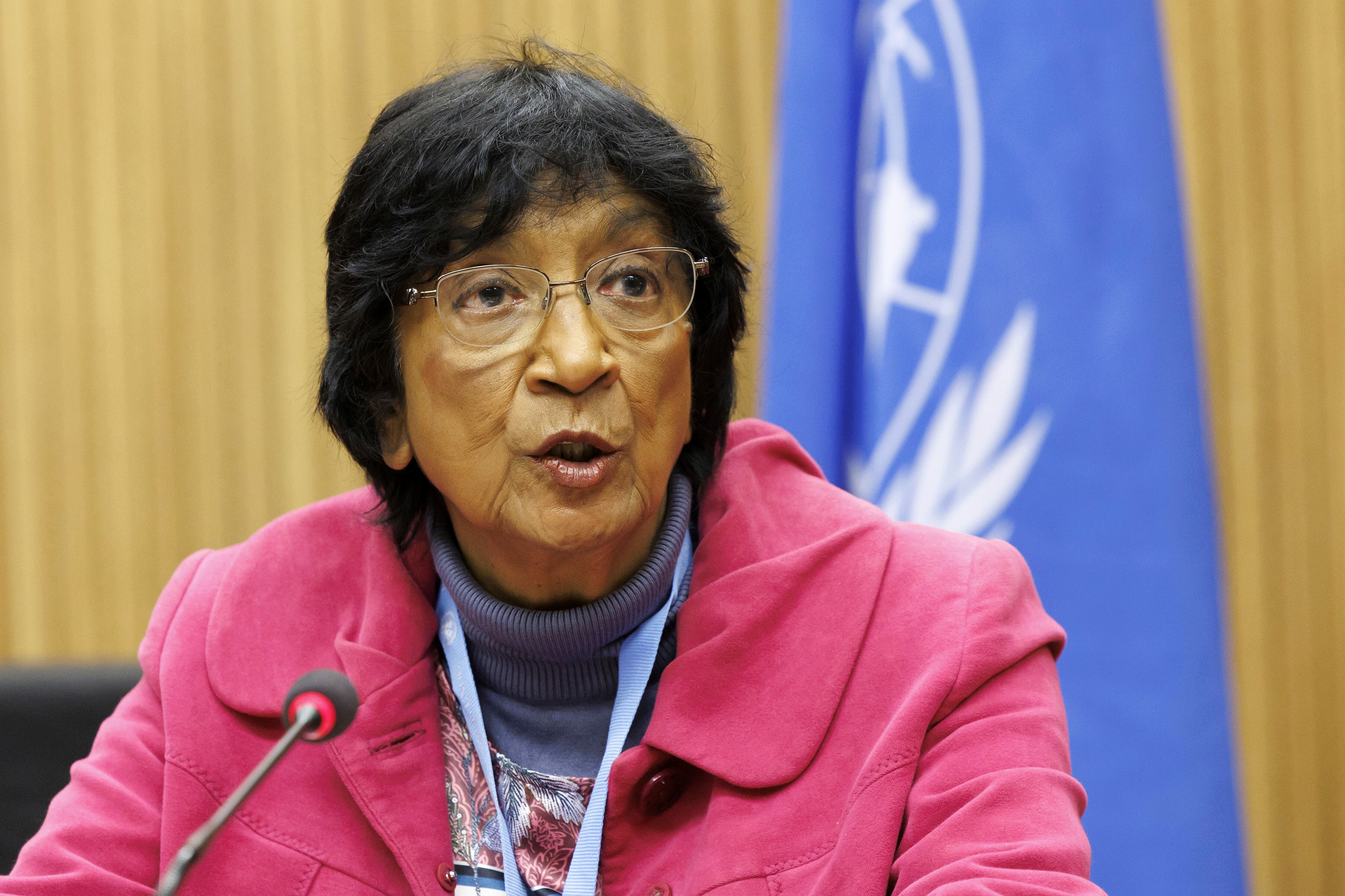 La exAlta Comisionada de la ONU para los Derechos Humanos Navi Pillay, presidenta de un panel de investigadores independientes para los territorios palestinos e Israel, interviene en una reunión en la sede de Naciones Unidas en Ginebra, Suiza, el 20 de marzo de 2023. (Salvatore Di Nolfi/Keystone vía AP, archivo)