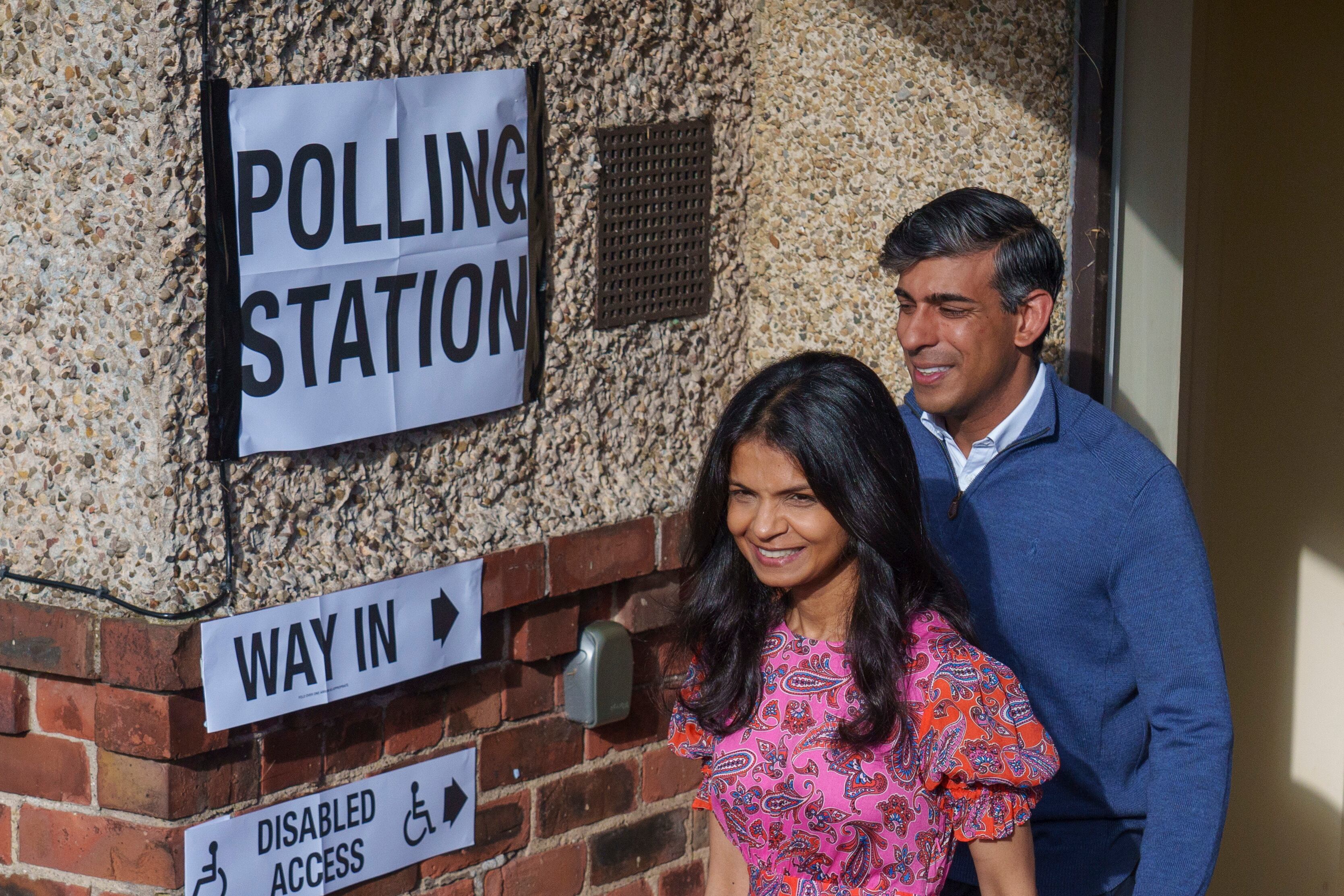 El primer ministro británico, Rishi Sunak , votando en las elecciones generales. (EFE/EPA/DOMINIC LIPINSKI)
