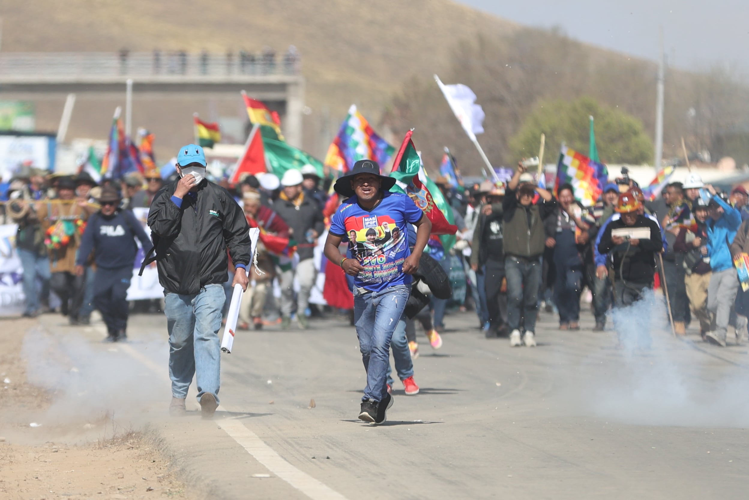 Simpatizantes del expresidente de Bolivia y líder del oficialismo, Evo Morales, se enfrentan con seguidores del presidente de Bolivia, Luis Arce, este martes, en la carretera La Paz-Oruro, municipio de Vila Vila (Bolivia). EFE/ Luis Gandarillas
