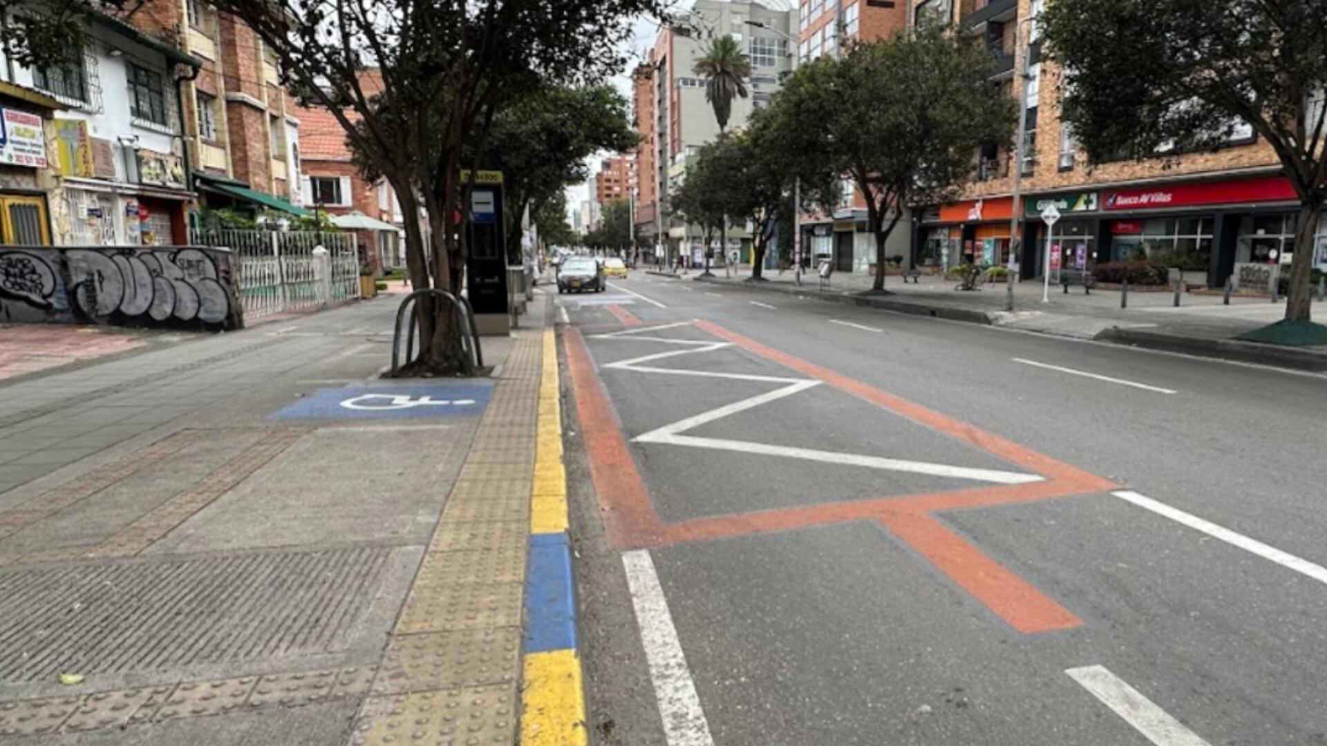 La Secretaría de Movilidad implementó un nuevo carril preferencial para el transporte público en la carrera 13, entre las calles 67 y 19. (Crédito: Secretaría de Movilidad de Bogotá)