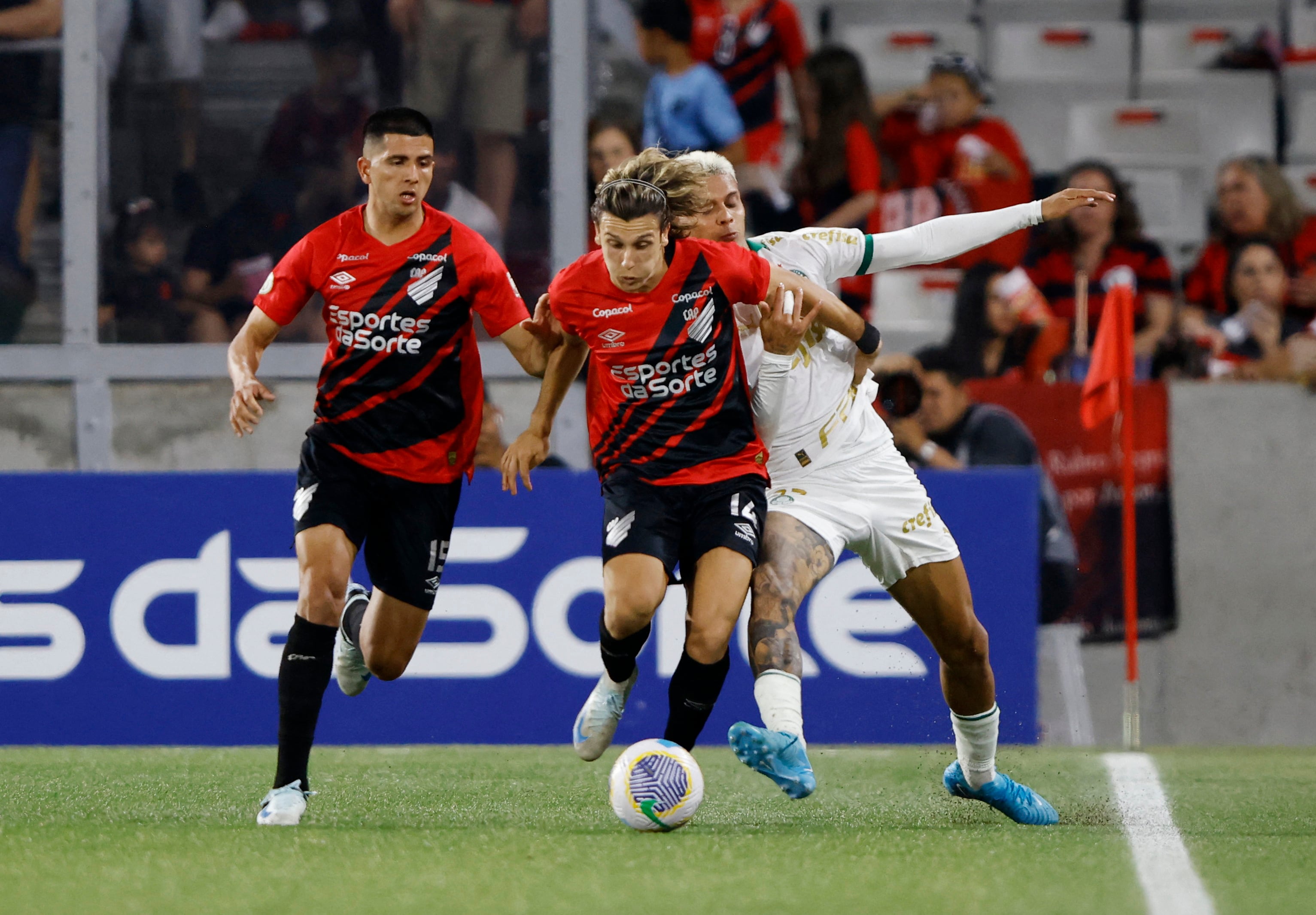 En acción el delantero uruguayo Agustin Canobbio de Athletico Paranaense y el mediocampista colombiano Richard Ríos  - crédito Rodolfo Buhrer / REUTERS 