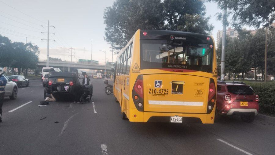 Volcamiento de un carro en la Autopista Norte con calle 184 - crédito @BogotaTransito/X