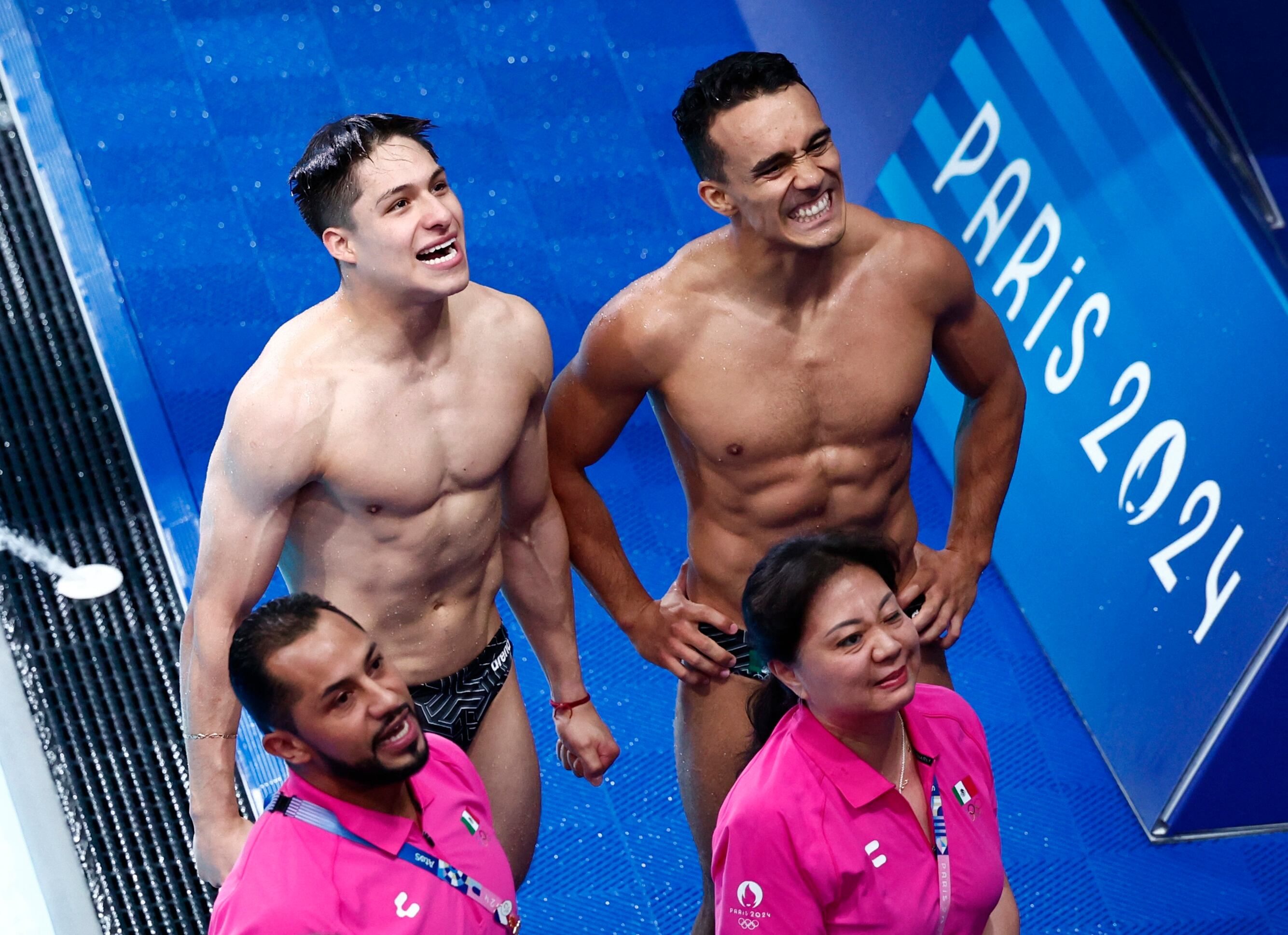 Paris 2024 Olympics - Diving - Men's Synchronised 3m Springboard Final - Aquatics Centre, Saint-Denis, France - August 02, 2024. Juan Manuel Celaya Hernandez of Mexico and Osmar Olvera Ibarra of Mexico react REUTERS/Gonzalo Fuentes