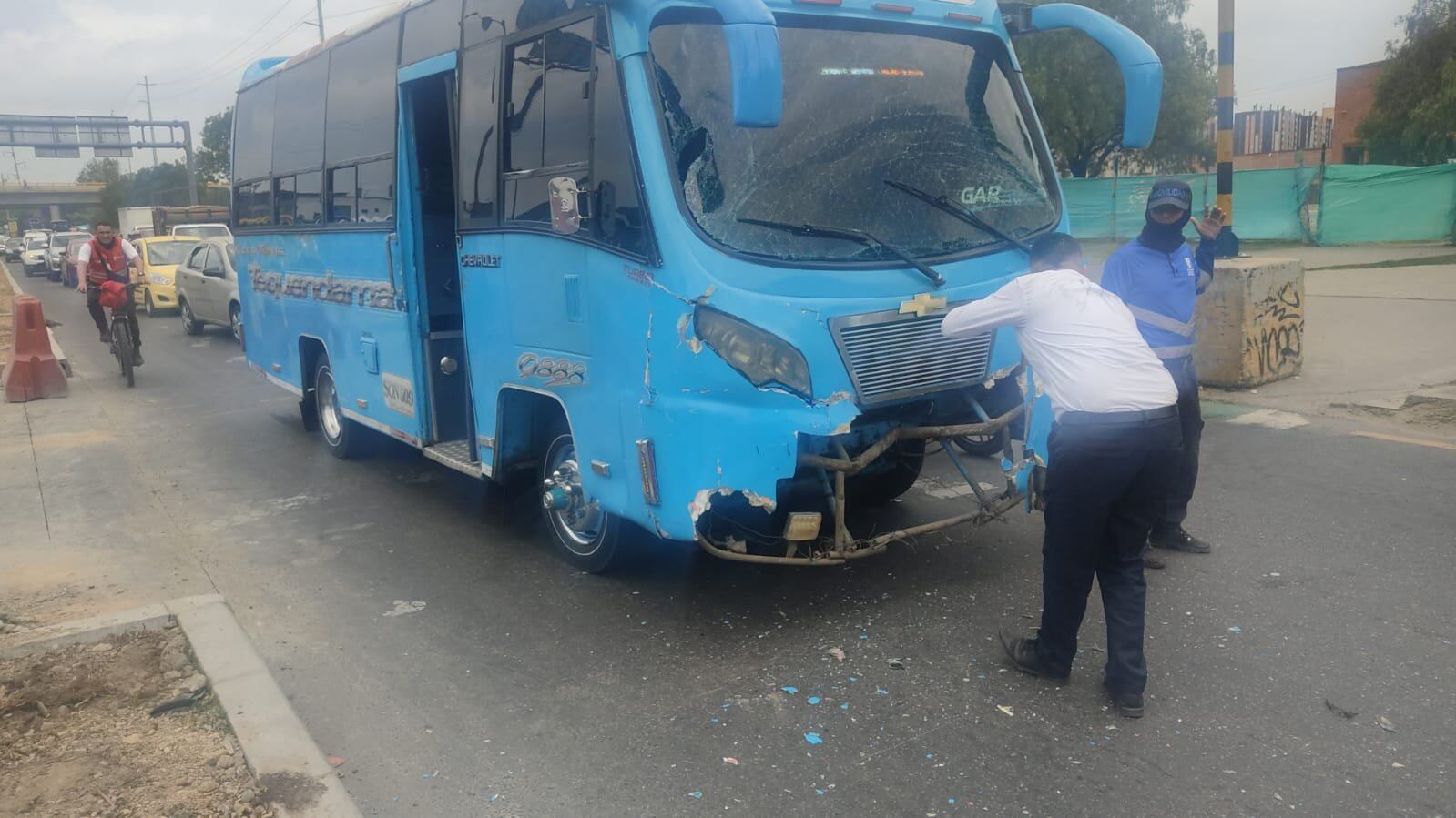 El choque entre un bus y un furgón dejo daños materiales para los automotores - crédito @BogotaTransito/X