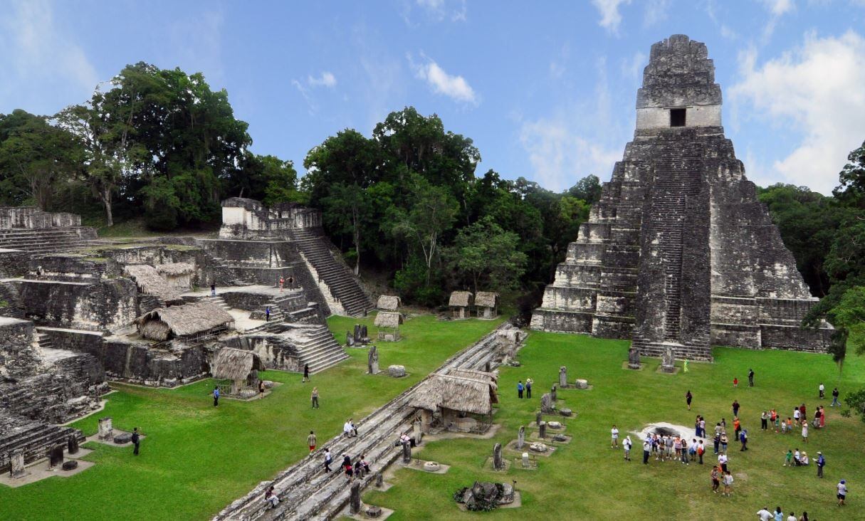 Ruinas de Tikal. Las primeras ciudades mayas presentaban complejos monumentales, centrados en una forma compartida de religión, pero se transformaron radicalmente una vez que surgió la realeza en el 400 a. C. (ARCHIVO/EP)