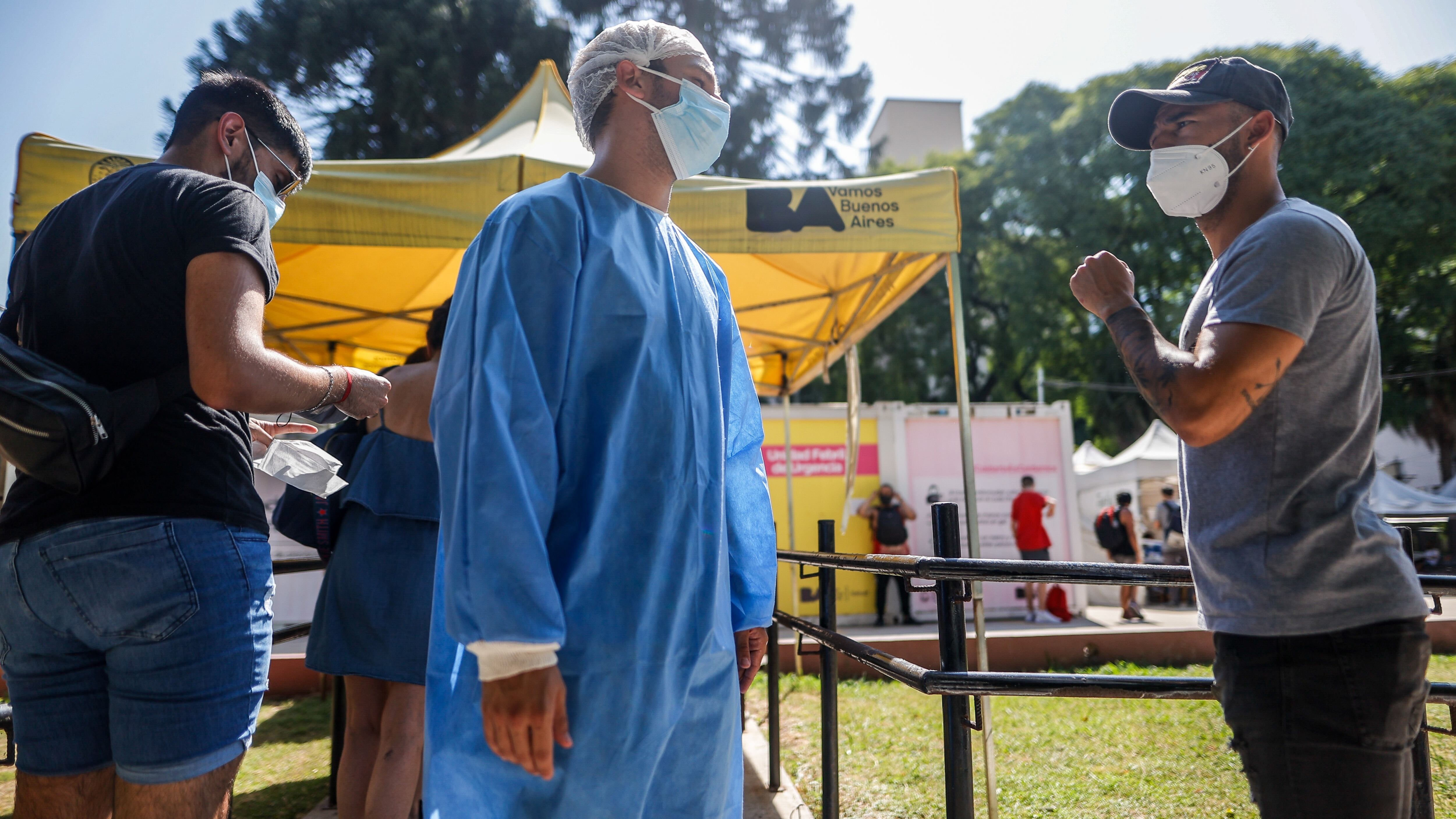 Durante la pandemia, los médicos fueron inicialmente aplaudidos desde los balcones, pero luego enfrentaron rechazo, sin recibir el reconocimiento público merecido, advierte Tajer /EFE/Juan Ignacio Roncoroni 