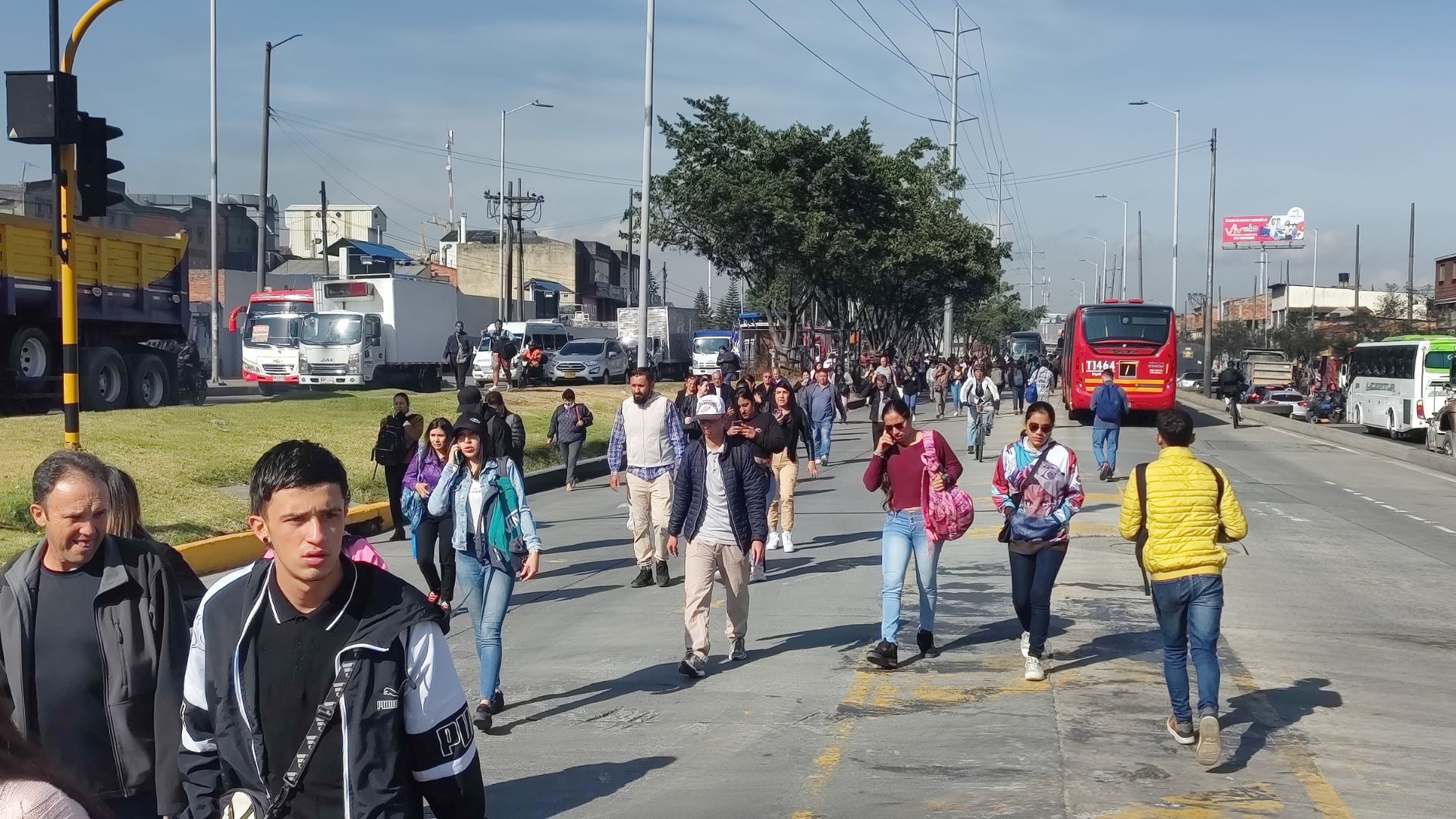 Ciudadanos debieron emprender caminatas para llegar a los destinos, debido a la suspensión del servicio - crédito @WilOpina/X